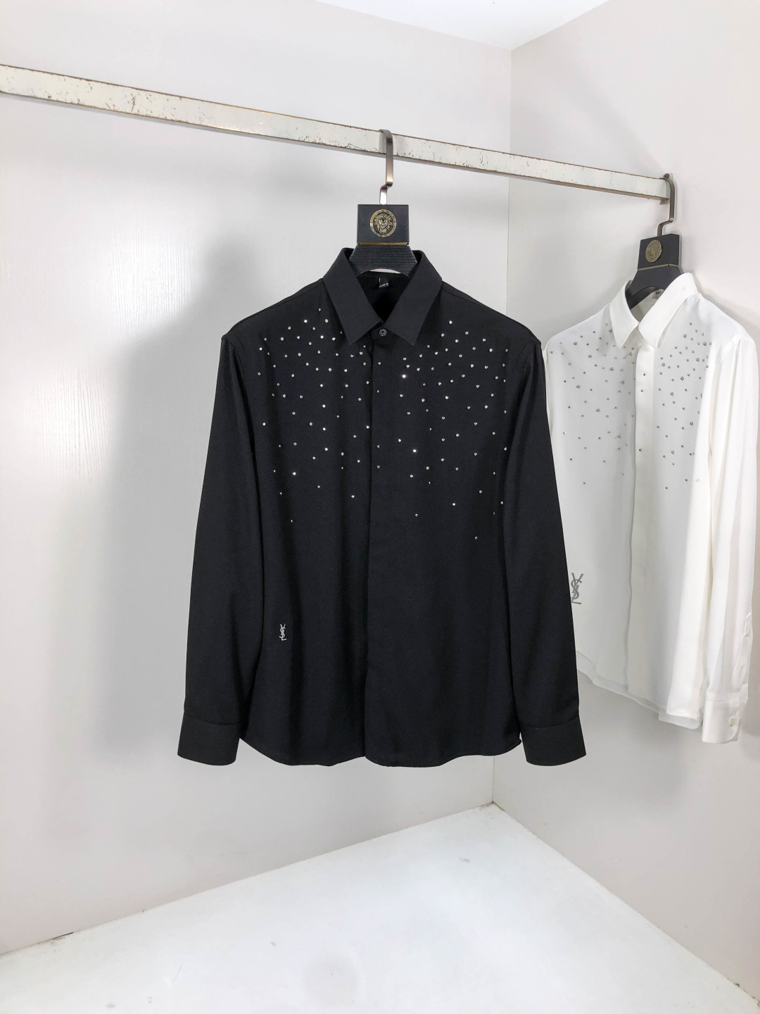 NO:569547,Saint Laurent's new fashionable long-sleeved shirt for men for all seasons. It uses high-end top-grade fabrics. It will never pill. It is comfortable and refined, and has excellent upper body effect. The original LOGO of the luxury brand fully reflects the temperament and taste of men. Fashionable and elegant. Noble heritage. L Simple and delicate design. Perfect tailoring. Meticulous use of materials. Soft and comfortable feel. Gorgeous colors, highlighting the atmosphere!  Counter size M-3XL.m wears 175/130 pounds, saint laurent, alexander wang19860909.圣罗兰 四季款时尚新品男士长袖衬衣 同步采用高档顶级面料 绝不起球 舒适精致,上身效果极佳 奢华品牌原版LOGO搭配 充分体现男人的气质与品位 时尚优雅 贵族底蕴 L简洁细腻的设计 裁剪完美 用料一丝不苟 手感柔软舒适 华丽色彩 彰显大气！专柜尺码M-3XL.m穿175/130斤,,saint laurent,alexander wang,Men's clothing