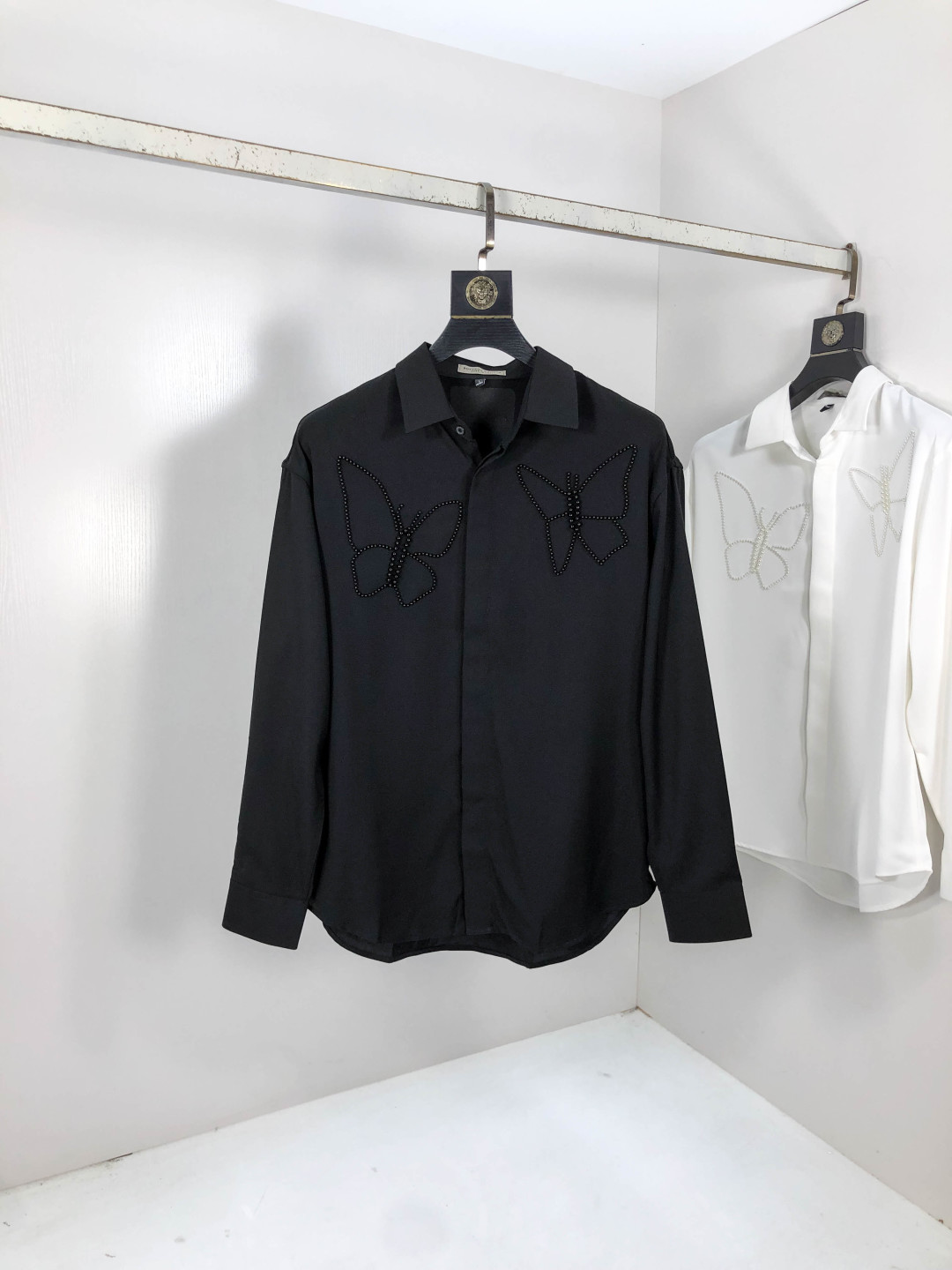 NO:569550,.Bv. Fashion new men's long-sleeved shirt for all seasons. Made of high-end top-grade fabrics. No pilling. Comfortable and exquisite, with excellent upper body effect. Original logo matching of luxury brands. Fully reflects the temperament and taste of men. Fashionable and elegant. Noble heritage. L Simple and delicate design. Perfect tailoring. Meticulous materials. Soft and comfortable feel. Gorgeous colors to highlight the atmosphere!  Counter size M-3XL.m wears 175/130 pounds,,bottega veneta,alexander wang19860909.Bv. 四季款时尚新品男士长袖衬衣 同步采用高档顶级面料 绝不起球 舒适精致,上身效果极佳 奢华品牌原版LOGO搭配 充分体现男人的气质与品位 时尚优雅 贵族底蕴 L简洁细腻的设计 裁剪完美 用料一丝不苟 手感柔软舒适 华丽色彩 彰显大气！专柜尺码M-3XL.m穿175/130斤,,bottega veneta,alexander wang,Men's clothing