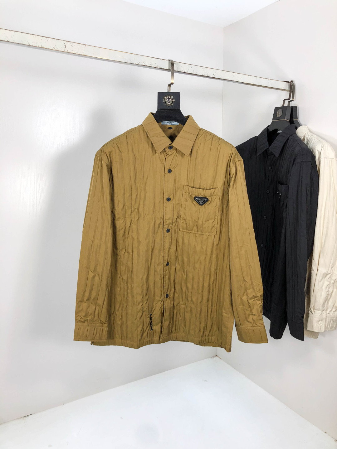 NO:569553,.Prada. Four seasons new fashionable men's long-sleeved shirt. Made of high-end top-grade fabrics. No pilling. Comfortable and exquisite, with excellent upper body effect. The original LOGO of the luxury brand fully reflects the temperament and taste of men. Fashionable and elegant. Aristocratic heritage. L Simple and delicate design. Perfect tailoring. Meticulous materials. Soft and comfortable feel. Gorgeous colors, highlighting the atmosphere!  Counter size M-3XL.m wears 175/130 pounds, prada, alexander wang19860909.普拉达. 四季款时尚新品男士长袖衬衣 同步采用高档顶级面料 绝不起球 舒适精致,上身效果极佳 奢华品牌原版LOGO搭配 充分体现男人的气质与品位 时尚优雅 贵族底蕴 L简洁细腻的设计 裁剪完美 用料一丝不苟 手感柔软舒适 华丽色彩 彰显大气！专柜尺码M-3XL.m穿175/130斤,,prada,alexander wang,Men's clothing