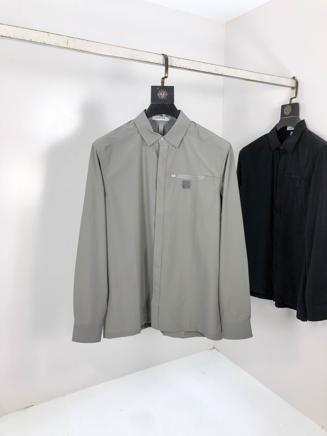 NO:569527,.Loewe. Fashionable new men's long-sleeved shirt for all seasons. Made of high-end top-grade fabrics. No pilling. Comfortable and refined. Excellent upper body effect. Original LOGO matching of luxury brands. Fully reflects the temperament and taste of men. Fashionable and elegant. Noble heritage. L Simple and delicate design. Perfect tailoring. Meticulous materials. Soft and comfortable feel. Gorgeous colors to highlight the atmosphere!  Counter size M-3XL.m wears 175/130 pounds,,loewe,alexander wang19860909.罗意威. 四季款时尚新品男士长袖衬衣 同步采用高档顶级面料 绝不起球 舒适精致,上身效果极佳 奢华品牌原版LOGO搭配 充分体现男人的气质与品位 时尚优雅 贵族底蕴 L简洁细腻的设计 裁剪完美 用料一丝不苟 手感柔软舒适 华丽色彩 彰显大气！专柜尺码M-3XL.m穿175/130斤,,loewe,alexander wang,Men's clothing