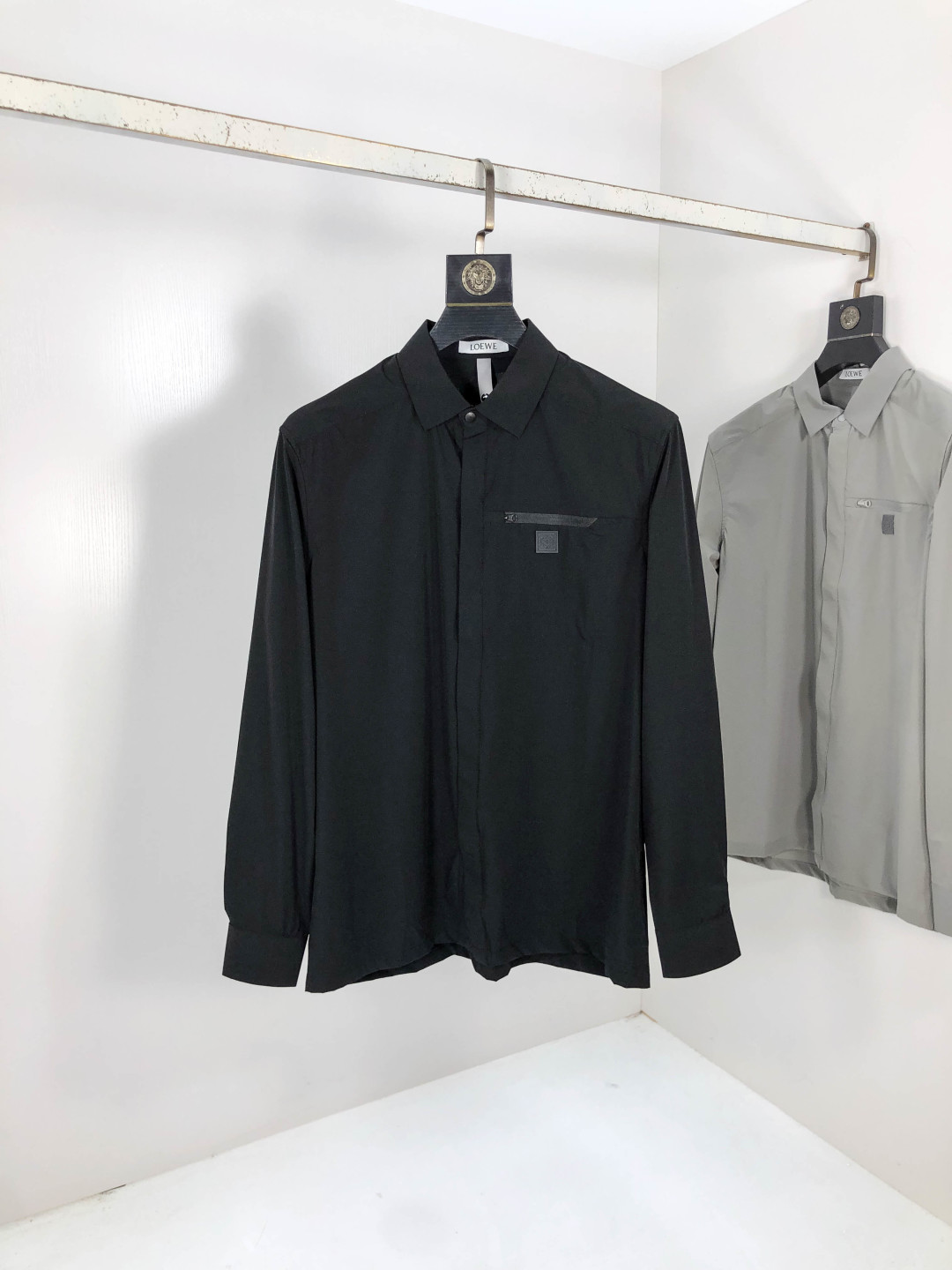 NO:569530,.Loewe's new fashionable men's long-sleeved shirt for all seasons uses high-end top-grade fabrics. No pilling. Comfortable and refined, with excellent upper body effect. The original LOGO of the luxury brand fully reflects the temperament and taste of men. Fashionable and elegant. Noble heritage. L Simple and delicate design. Perfect tailoring. Meticulous materials. Soft and comfortable feel. Gorgeous colors, highlighting the atmosphere!  Counter size M-3XL.m wears 175/130 pounds,,loewe,alexander wang19860909.罗意威 四季款时尚新品男士长袖衬衣 同步采用高档顶级面料 绝不起球 舒适精致,上身效果极佳 奢华品牌原版LOGO搭配 充分体现男人的气质与品位 时尚优雅 贵族底蕴 L简洁细腻的设计 裁剪完美 用料一丝不苟 手感柔软舒适 华丽色彩 彰显大气！专柜尺码M-3XL.m穿175/130斤,,loewe,alexander wang,Men's clothing