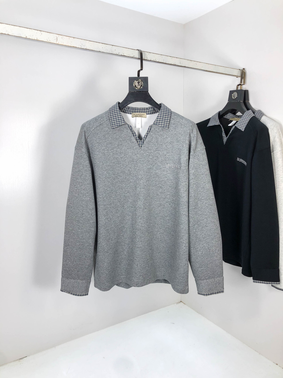 NO:569539,.Burberry. 2025 autumn and winter new letter L space cotton sweatshirt. Channel boutique!  Urban series products, made with letter logo elements that are highly luxurious, b are the best styles that high-end temperament types must buy, g are a single product with a strong sense of style and charm!  The original customized imported double-sided water-soluble cotton fabric has a comfortable hand feel, the embroidered letter design effect is quite exquisite, fashionable, classic and versatile!  Size M—XXXL.m wears 175/130 pounds,,burberry,hoodie,sweatshirts,alexander wang19860909.巴宝莉.2025秋冬新款字母l太空棉卫衣.渠道精品！都市系列产物,奢华程度满分的字母logo元素打造,b高端气质型必入的极品款式,g一款极具腔调感与魅力的单品！ 原版定制进口双面水溶棉面料,手感舒适,刺绣字母设计效果相当精致,时尚经典百搭！ 尺码M—XXXL.m穿175/130斤,,burberry,hoodie,sweatshirts,alexander wang,Men's clothing