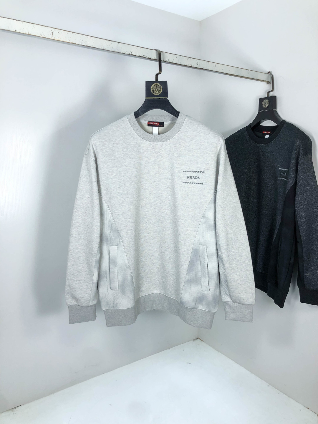 NO:569542,.Prada. 2025 autumn and winter new letter L space cotton sweatshirt. Channel boutique!  Urban series products, made with letter logo elements that are highly luxurious, b are the best styles that high-end temperament types must buy, g are a single product with a strong sense of style and charm!  The original customized imported double-sided water-soluble cotton fabric has a comfortable hand feel, the embroidered letter design effect is quite exquisite, fashionable, classic and versatile!  Size M—XXXL.m wears 175/130 pounds, prada, hoodie, sweatshirts, alexander wang19860909.普拉达.2025秋冬新款字母l太空棉卫衣.渠道精品！都市系列产物,奢华程度满分的字母logo元素打造,b高端气质型必入的极品款式,g一款极具腔调感与魅力的单品！ 原版定制进口双面水溶棉面料,手感舒适,刺绣字母设计效果相当精致,时尚经典百搭！ 尺码M—XXXL.m穿175/130斤,,prada,hoodie,sweatshirts,alexander wang,Men's clothing