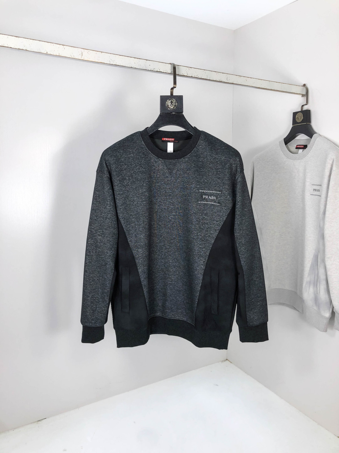 NO:569545,.Burberry. 2025 autumn and winter new letter L space cotton sweatshirt. Channel boutique!  Urban series products, made with letter logo elements that are highly luxurious, b are the best styles that high-end temperament types must buy, g are a single product with a strong sense of style and charm!  The original customized imported double-sided water-soluble cotton fabric has a comfortable hand feel, the embroidered letter design effect is quite exquisite, fashionable, classic and versatile!  Size M—XXXL.m wears 175/130 pounds,,burberry,hoodie,sweatshirts,alexander wang19860909.巴宝莉.2025秋冬新款字母l太空棉卫衣.渠道精品！都市系列产物,奢华程度满分的字母logo元素打造,b高端气质型必入的极品款式,g一款极具腔调感与魅力的单品！ 原版定制进口双面水溶棉面料,手感舒适,刺绣字母设计效果相当精致,时尚经典百搭！ 尺码M—XXXL.m穿175/130斤,,burberry,hoodie,sweatshirts,alexander wang,Men's clothing