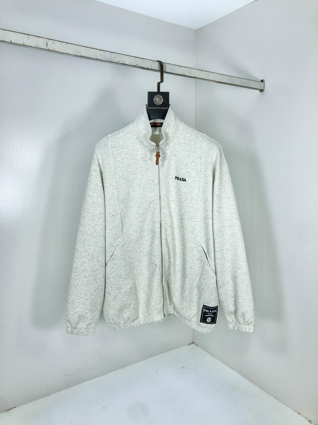 NO:569548,.Prada. 2025 autumn and winter new letter L space cotton sweatshirt jacket. Channel boutique!  Urban series products, made with letter logo elements that are highly luxurious, b are the best styles that high-end temperament types must buy, g are a single product with a strong sense of style and charm!  The original customized imported double-sided water-soluble cotton fabric has a comfortable hand feel, the embroidered letter design effect is quite exquisite, fashionable, classic and versatile!  Size M—XXXL.m wears 175/130 pounds,,prada,hoodie,sweatshirts,jackets & coats,alexander wang19860909.普拉达.2025秋冬新款字母l太空棉卫衣外套.渠道精品！都市系列产物,奢华程度满分的字母logo元素打造,b高端气质型必入的极品款式,g一款极具腔调感与魅力的单品！ 原版定制进口双面水溶棉面料,手感舒适,刺绣字母设计效果相当精致,时尚经典百搭！ 尺码M—XXXL.m穿175/130斤,,prada,hoodie,sweatshirts,jackets & coats,alexander wang,Men's clothing