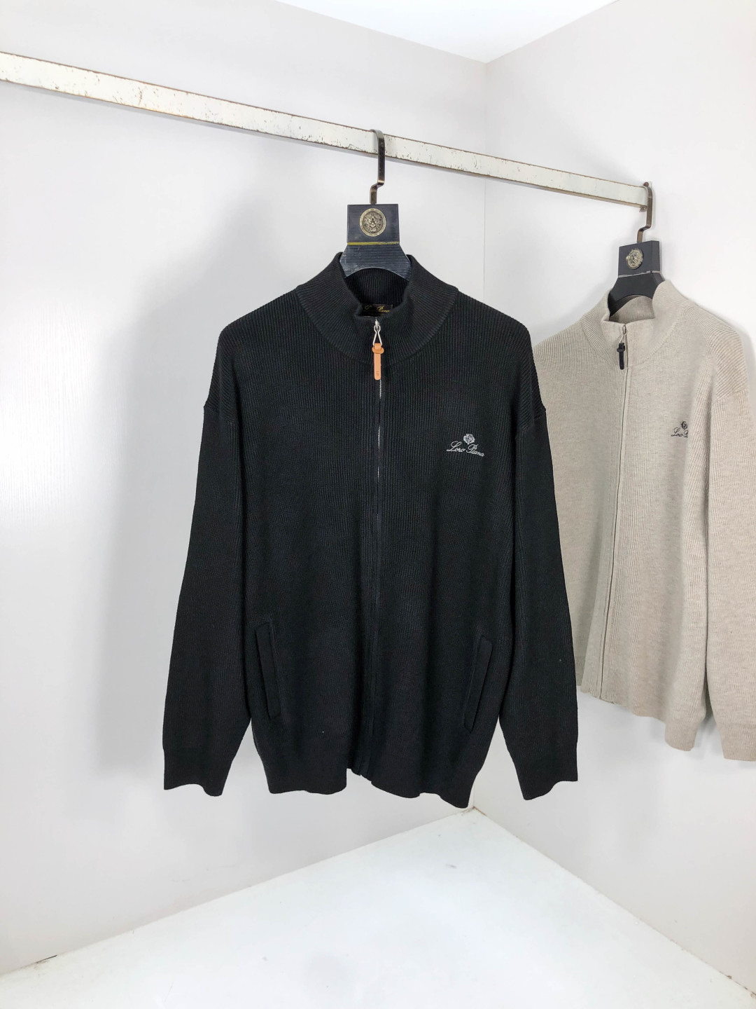 NO:569551,.Lp. 2025 autumn and winter new letter logo knitted sweater jacket. Channel boutique!  Urban series products, made with letter logo elements that are highly luxurious, a must-have style for high-end temperament types, a single product with great accent and charm!  Original custom-made imported knitted cotton fabric, comfortable to the touch, exquisite embroidered letter design, fashionable, classic and versatile!  Size M—XXXL.m wears 175/130 pounds,,loro piana,jackets & coats,sweaters,alexander wang19860909.Lp.2025秋冬新款字母logo针织毛衣外套.渠道精品！都市系列产物,奢华程度满分的字母logo元素打造,高端气质型必入的极品款式,一款极具腔调感与魅力的单品！ 原版定制进口针织棉面料,手感舒适,刺绣字母设计效果相当精致,时尚经典百搭！ 尺码M—XXXL.m穿175/130斤,,loro piana,jackets & coats,sweaters,alexander wang,Men's clothing