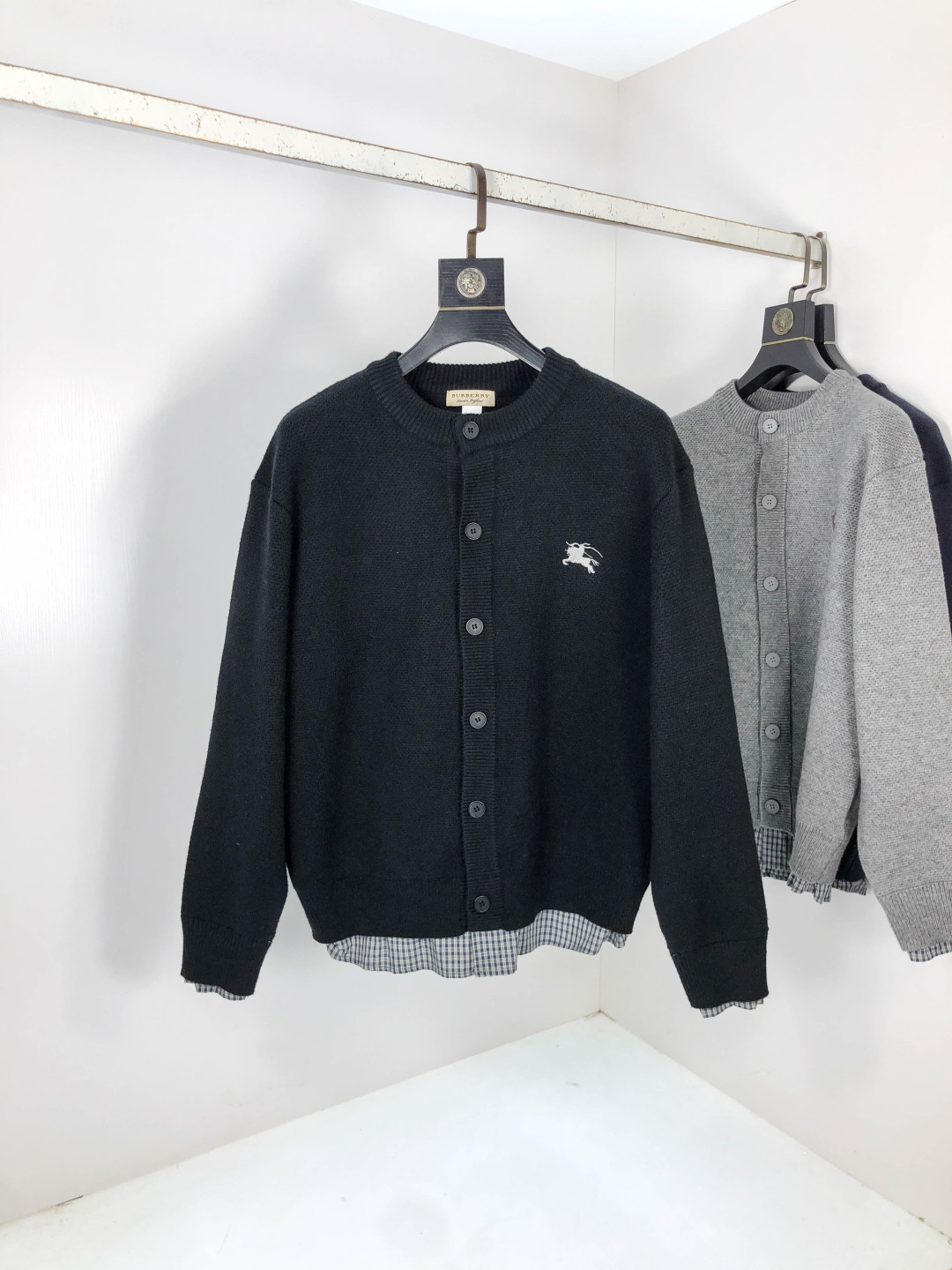 NO:606555,.Burberry. 2025 autumn and winter new letter logo knitted sweater jacket. Channel boutique!  Urban series products, made with letter logo elements that are highly luxurious, a must-have style for high-end temperament types, a single product with a strong sense of style and charm!  Original custom-made imported knitted cotton fabric, comfortable to the touch, exquisite embroidered letter design, fashionable, classic and versatile!  Size M—XXXL.m wears 175/130 pounds,,burberry,jackets & coats,sweaters,alexander wang19860909.巴宝莉.2025秋冬新款字母logo针织毛衣外套.渠道精品！都市系列产物,奢华程度满分的字母logo元素打造,高端气质型必入的极品款式,一款极具腔调感与魅力的单品！ 原版定制进口针织棉面料,手感舒适,刺绣字母设计效果相当精致,时尚经典百搭！ 尺码M—XXXL.m穿175/130斤,,burberry,jackets & coats,sweaters,alexander wang,Men's clothing