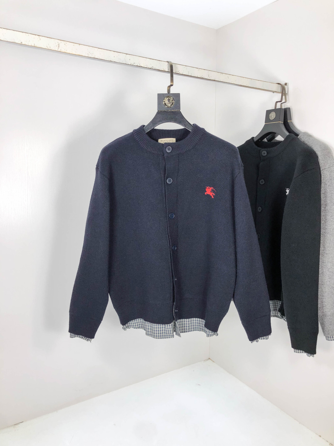 NO:569554,.Burberry. 2025 autumn and winter new letter logo knitted sweater jacket. Channel boutique!  Urban series products, made with letter logo elements that are highly luxurious, a must-have style for high-end temperament types, a single product with great accent and charm!  Original custom-made imported knitted cotton fabric, comfortable to the touch, exquisite embroidered letter design, fashionable, classic and versatile!  Size M—XXXL.m wears 175/130 pounds,,burberry,jackets & coats,sweaters,alexander wang19860909.巴宝莉.2025秋冬新款字母logo针织毛衣外套.渠道精品！都市系列产物,奢华程度满分的字母logo元素打造,高端气质型必入的极品款式,一款极具腔调感与魅力的单品！ 原版定制进口针织棉面料,手感舒适,刺绣字母设计效果相当精致,时尚经典百搭！ 尺码M—XXXL.m穿175/130斤,,burberry,jackets & coats,sweaters,alexander wang,Men's clothing