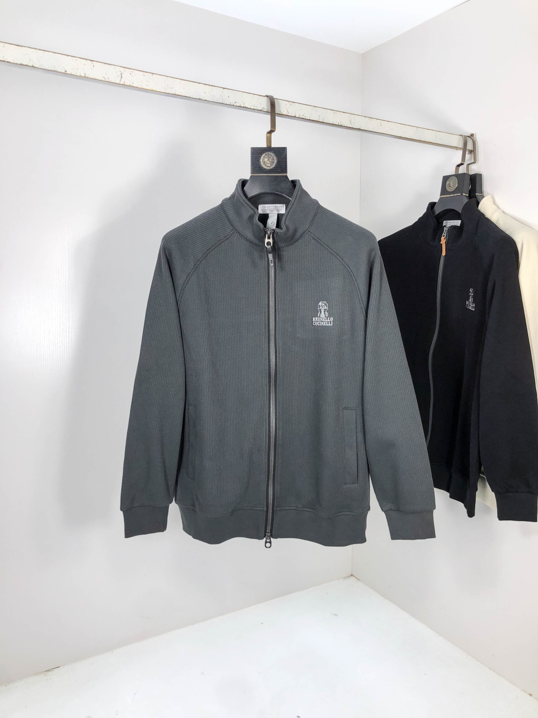 NO:569528,.Bc. 2025 autumn and winter new letter logo knitted sweater jacket. Channel boutique!  Urban series products, made with letter logo elements that are highly luxurious, a must-have style for high-end temperament types, a single product with a strong sense of style and charm!  Original custom-made imported knitted cotton fabric, comfortable to the touch, exquisite embroidered letter design, fashionable, classic and versatile!  Size M—XXXL.m wears 175/130 pounds,,jackets & coats,sweaters,alexander wang19860909.Bc.2025秋冬新款字母logo针织毛衣外套.渠道精品！都市系列产物,奢华程度满分的字母logo元素打造,高端气质型必入的极品款式,一款极具腔调感与魅力的单品！ 原版定制进口针织棉面料,手感舒适,刺绣字母设计效果相当精致,时尚经典百搭！ 尺码M—XXXL.m穿175/130斤,,jackets & coats,sweaters,alexander wang,Men's clothing