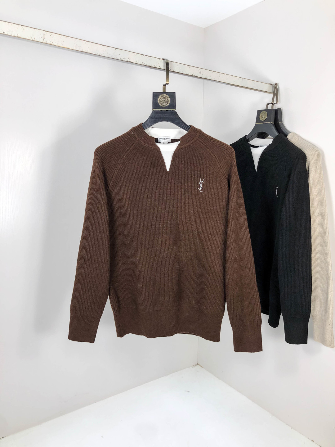 NO:569531,.Yves Saint Laurent. 2025 autumn and winter new letter logo knitted sweater. Channel boutique!  Urban series products, made with letter logo elements that are highly luxurious, a must-have style for high-end temperament types, a single product with great accent and charm!  Original custom-made imported knitted cotton fabric, comfortable to the touch, exquisite embroidered letter design, fashionable, classic and versatile!  Size M—XXXL.m wears 175/130 pounds, saint laurent, sweaters, alexander wang19860909.圣罗兰.2025秋冬新款字母logo针织毛衣.渠道精品！都市系列产物,奢华程度满分的字母logo元素打造,高端气质型必入的极品款式,一款极具腔调感与魅力的单品！ 原版定制进口针织棉面料,手感舒适,刺绣字母设计效果相当精致,时尚经典百搭！ 尺码M—XXXL.m穿175/130斤,,saint laurent,sweaters,alexander wang,Men's clothing