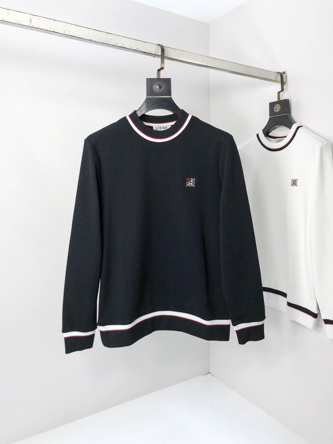 NO:569534,.Loewe. 2025 autumn and winter new letter L space cotton sweatshirt. Channel boutique!  Urban series products, made with letter logo elements that are highly luxurious, a must-have style for high-end temperament types, a single product with a strong sense of style and charm!  The original customized imported double-sided water-soluble cotton fabric has a comfortable hand feel, the embroidered letter design effect is quite exquisite, fashionable, classic and versatile!  Size M—XXXL.m wears 175/130 pounds,,loewe,hoodie,sweatshirts,alexander wang19860909.罗意威.2025秋冬新款字母l太空棉卫衣.渠道精品！都市系列产物,奢华程度满分的字母logo元素打造,2高端气质型必入的极品款式,一款极具腔调感与魅力的单品！ 原版定制进口双面水溶棉面料,手感舒适,刺绣字母设计效果相当精致,时尚经典百搭！ 尺码M—XXXL.m穿175/130斤,,loewe,hoodie,sweatshirts,alexander wang,Men's clothing