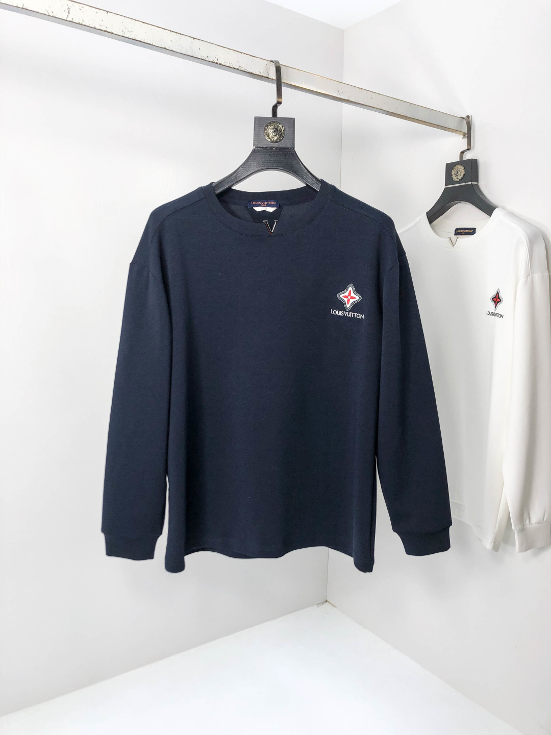 NO:569537,.Lv. 2025 autumn and winter new letter l space cotton sweatshirt. Channel boutique!  Urban series products, made with letter logo elements that are highly luxurious, a must-have style for high-end temperament types, a single product with a strong sense of style and charm!  The original customized imported double-sided water-soluble cotton fabric has a comfortable hand feel, the embroidered letter design effect is quite exquisite, fashionable, classic and versatile!  Size M—XXXL.m wears 175/130 pounds,,louis vuitton,hoodie,sweatshirts,alexander wang19860909.Lv.2025秋冬新款字母l太空棉卫衣.渠道精品！都市系列产物,奢华程度满分的字母logo元素打造,2高端气质型必入的极品款式,一款极具腔调感与魅力的单品！ 原版定制进口双面水溶棉面料,手感舒适,刺绣字母设计效果相当精致,时尚经典百搭！ 尺码M—XXXL.m穿175/130斤,,louis vuitton,hoodie,sweatshirts,alexander wang,Men's clothing