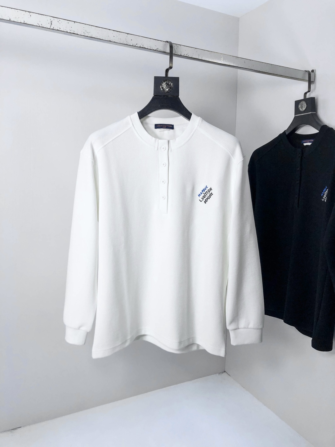 NO:569543,.Lv. 2025 autumn and winter new letter red sweatshirt. Channel boutique!  Urban series products, made with letter logo elements that are highly luxurious, a must-have style for high-end temperament types, a single product with a strong sense of style and charm!  The original customized imported double-sided water-soluble cotton fabric has a comfortable hand feel, the embroidered letter design effect is quite exquisite, fashionable, classic and versatile!  Size M—XXXL.m wears 175/130 pounds,,louis vuitton,hoodie,sweatshirts,alexander wang19860909.Lv.2025秋冬新款字母朱地卫衣.渠道精品！都市系列产物,奢华程度满分的字母logo元素打造,2高端气质型必入的极品款式,一款极具腔调感与魅力的单品！ 原版定制进口双面水溶棉面料,手感舒适,刺绣字母设计效果相当精致,时尚经典百搭！ 尺码M—XXXL.m穿175/130斤,,louis vuitton,hoodie,sweatshirts,alexander wang,Men's clothing