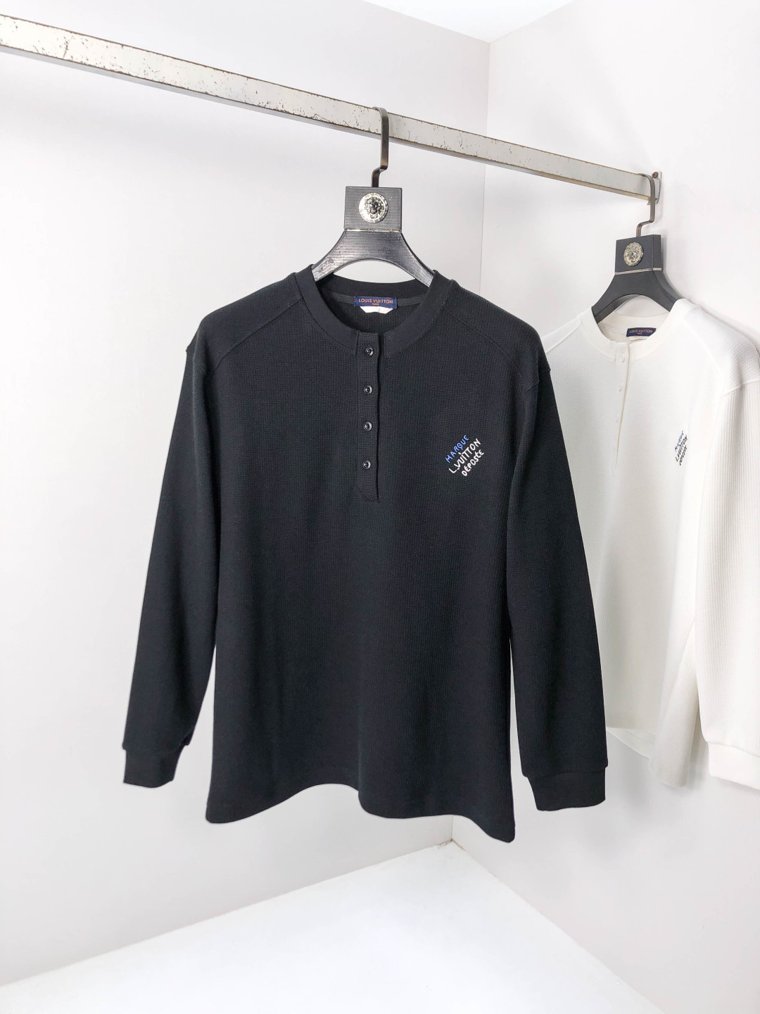 NO:569546,.Lv. 2025 autumn and winter new letter L Zhudi sweatshirt. Channel boutique!  Urban series products, made with letter logo elements that are highly luxurious, a must-have style for high-end temperament types, a single product with a strong sense of style and charm!  The original customized imported double-sided water-soluble cotton fabric has a comfortable hand feel, the embroidered letter design effect is quite exquisite, fashionable, classic and versatile!  Size M—XXXL.m wears 175/130 pounds,,louis vuitton,hoodie,sweatshirts,alexander wang19860909.Lv.2025秋冬新款字母l朱地卫衣.渠道精品！都市系列产物,奢华程度满分的字母logo元素打造,2高端气质型必入的极品款式,一款极具腔调感与魅力的单品！ 原版定制进口双面水溶棉面料,手感舒适,刺绣字母设计效果相当精致,时尚经典百搭！ 尺码M—XXXL.m穿175/130斤,,louis vuitton,hoodie,sweatshirts,alexander wang,Men's clothing