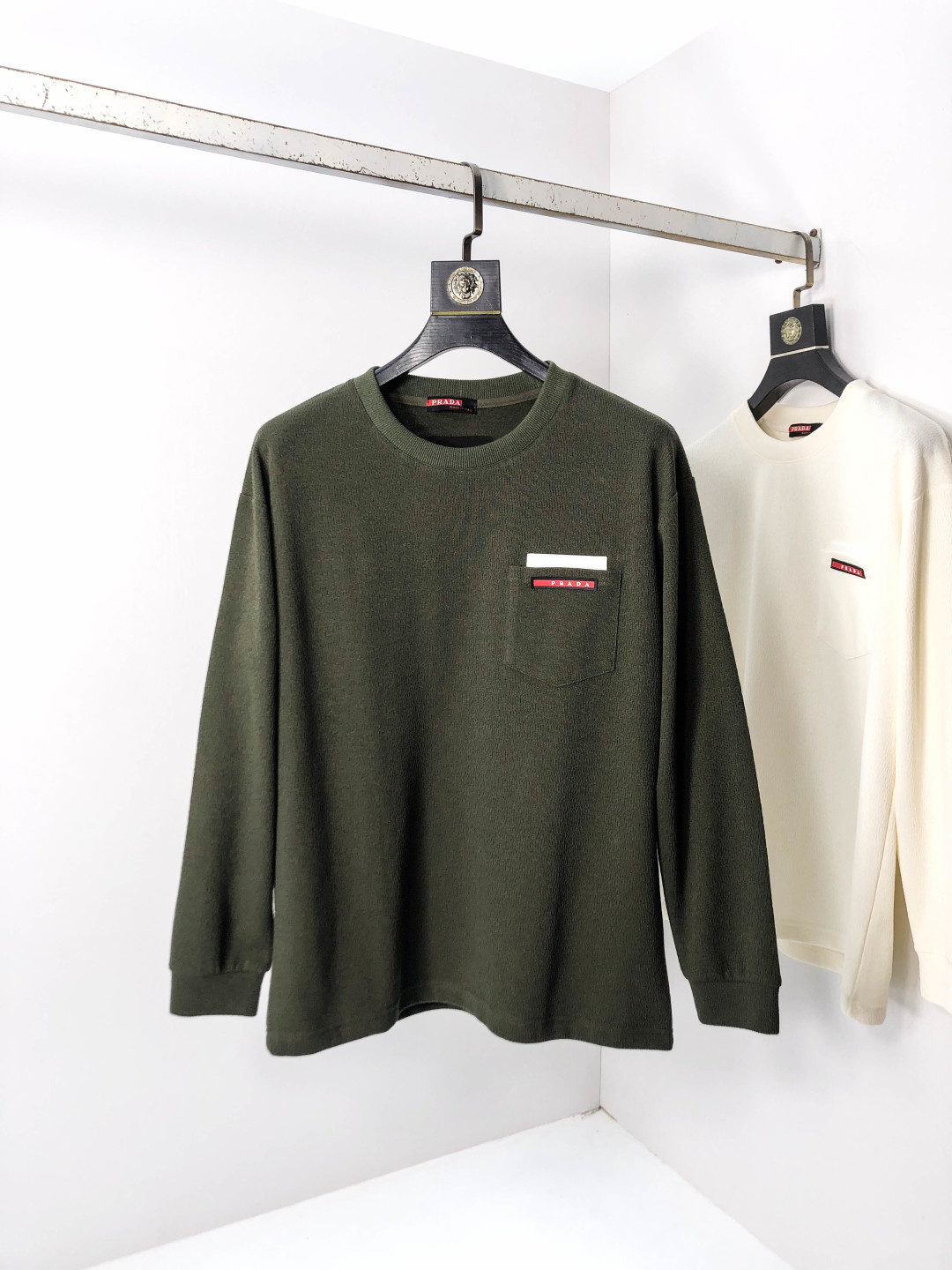 NO:569549,.Prada. 2025 autumn and winter new letter knitted cotton sweatshirt. Channel boutique!  Urban series products, made with letter logo elements that are highly luxurious, a must-have style for high-end temperament types, a single product with a strong sense of style and charm!  The original customized imported double-sided water-soluble cotton fabric has a comfortable hand feel, the embroidered letter design effect is quite exquisite, fashionable, classic and versatile!  Size M—XXXL.m wears 175/130 pounds, prada, hoodie, sweatshirts, alexander wang19860909.普拉达.2025秋冬新款字母针织棉卫衣.渠道精品！都市系列产物,奢华程度满分的字母logo元素打造,2高端气质型必入的极品款式,一款极具腔调感与魅力的单品！ 原版定制进口双面水溶棉面料,手感舒适,刺绣字母设计效果相当精致,时尚经典百搭！ 尺码M—XXXL.m穿175/130斤,,prada,hoodie,sweatshirts,alexander wang,Men's clothing