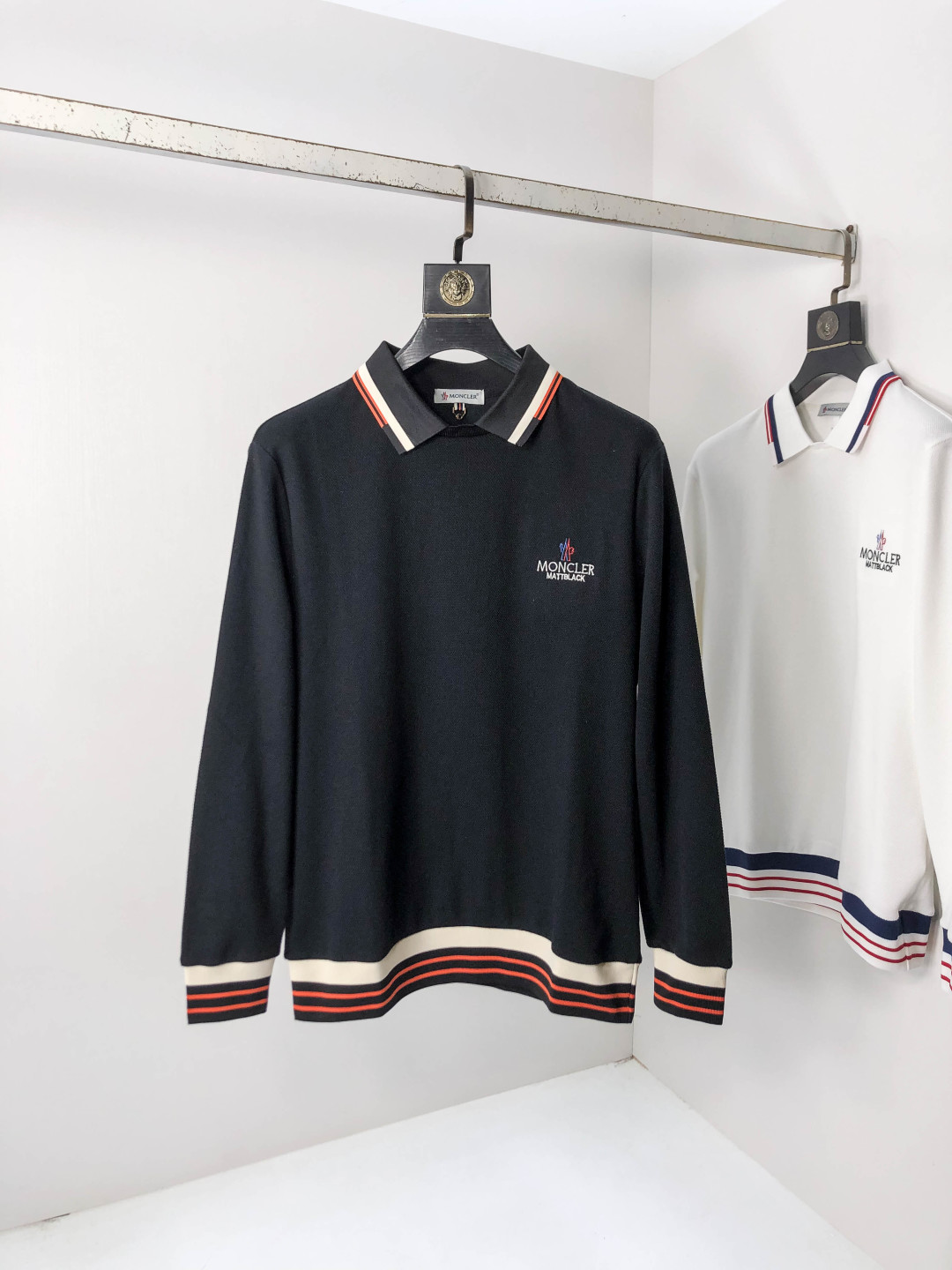 NO:569552,. Covered mouth. 2025 autumn and winter new men's logo short-sleeved polo shirt, continuing the classic business casual lapel polo shirt. This polo shirt is made of mercerized piqué cotton fabric, and the timeless design can transcend fashion trends. Classic style, 2 brand LOGOs are three-dimensional and unique, making the whole body more detailed. Fitted version, the fabric is made of cotton piqué material, comfortable, skin-friendly, good breathability, and practical for daily commuting and leisure. Highly recommended. Size M-3XL  m wears 175/130,,Moncler,T-shirt,alexander wang19860909.蒙口.2025秋冬新款男士标识短袖polo衫,延续经典商务休闲翻领POLO恤.该款Polo衫采用丝光珠地棉面料制成,隽永设计可跨越时尚潮流.经典款型,2品牌LOGO立体别致,让整体更具细节感 合体的版型,面料采用全棉珠地料,舒适,亲肤,透气好,平时通勤休闲都很实穿的一款 强烈推荐.尺码M-3XL m穿175/130,,Moncler,T-shirt,alexander wang,Men's clothing