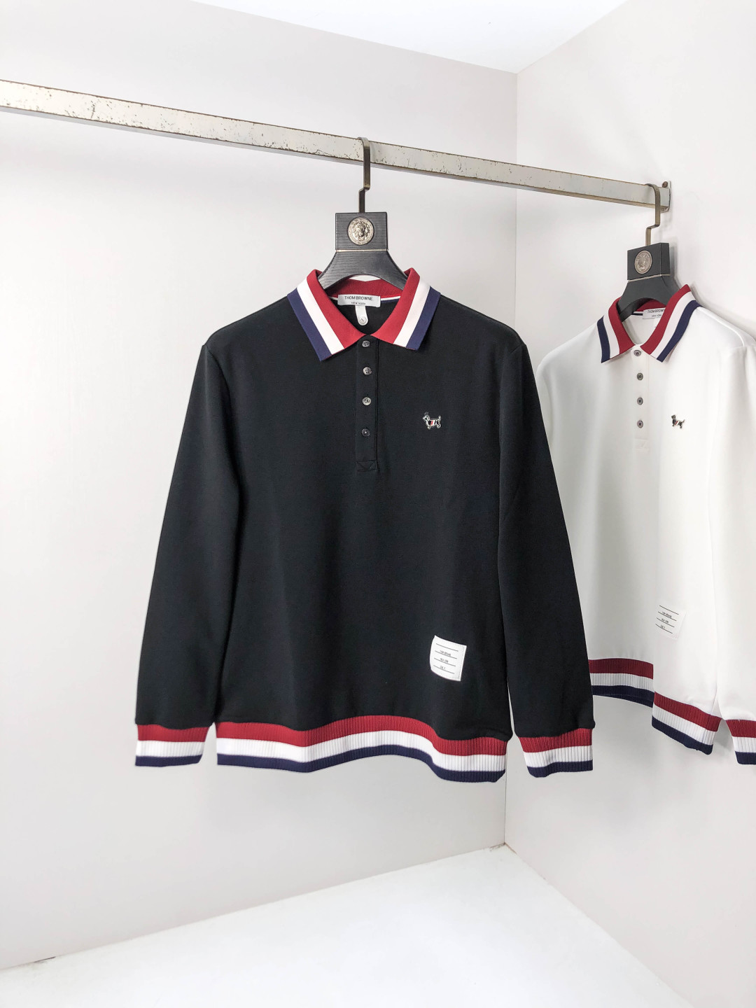 NO:569555,.TB.2025 new autumn and winter men's logo short-sleeved polo shirt continues the classic business casual lapel polo shirt. This polo shirt is made of mercerized piqué cotton fabric, and its timeless design can transcend fashion trends. Classic style, 2 brand LOGOs are three-dimensional and unique, making the whole body more detailed. Fitted version, the fabric is made of cotton piqué material, comfortable, skin-friendly, good breathability, and practical for daily commuting and leisure. Highly recommended. Size M-3XL  m wears 175/130,,T-shirt,alexander wang19860909.TB.2025秋冬新款男士标识短袖polo衫,延续经典商务休闲翻领POLO恤.该款Polo衫采用丝光珠地棉面料制成,隽永设计可跨越时尚潮流.经典款型,2品牌LOGO立体别致,让整体更具细节感 合体的版型,面料采用全棉珠地料,舒适,亲肤,透气好,平时通勤休闲都很实穿的一款 强烈推荐.尺码M-3XL m穿175/130,,T-shirt,alexander wang,Men's clothing