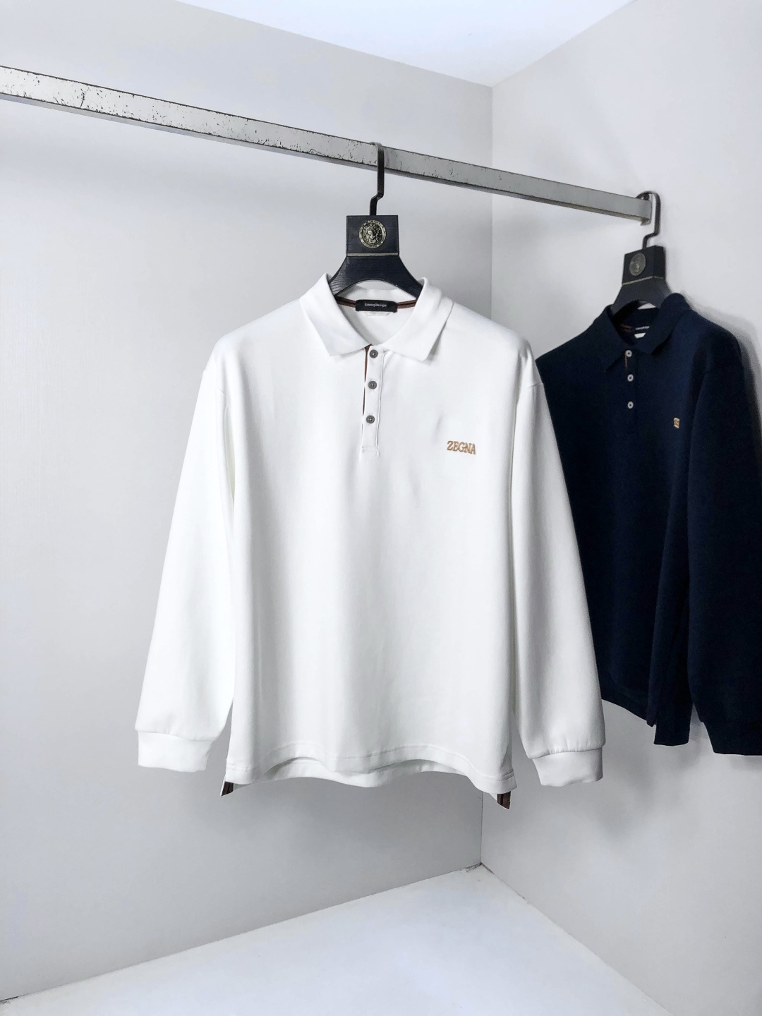 NO:735164,p. Ermenegildo Zegna. 2026 new men's logo short-sleeved polo shirt in early spring, continuing the classic business casual lapel polo shirt. This polo shirt is made of mercerized cotton fabric, and the timeless design can transcend fashion trends. Classic style, 2 brand LOGOs are three-dimensional and unique, making the whole body more detailed. Fitted version, the fabric is made of cotton pique, comfortable, skin-friendly, good breathability, practical for daily commuting and leisure. Highly recommended. Size M-3XL  m wears 175/130,,zegna,T-shirt,19860909p .杰尼亚.2026早春新款男士标识短袖polo衫,延续经典商务休闲翻领POLO恤.该款Polo衫采用丝光棉面料制成,隽永设计可跨越时尚潮流.经典款型,2品牌LOGO立体别致,让整体更具细节感 合体的版型,面料采用全棉珠地料,舒适,亲肤,透气好,平时通勤休闲都很实穿的一款 强烈推荐.尺码M-3XL m穿175/130,,zegna,T-shirt,,Men's clothing