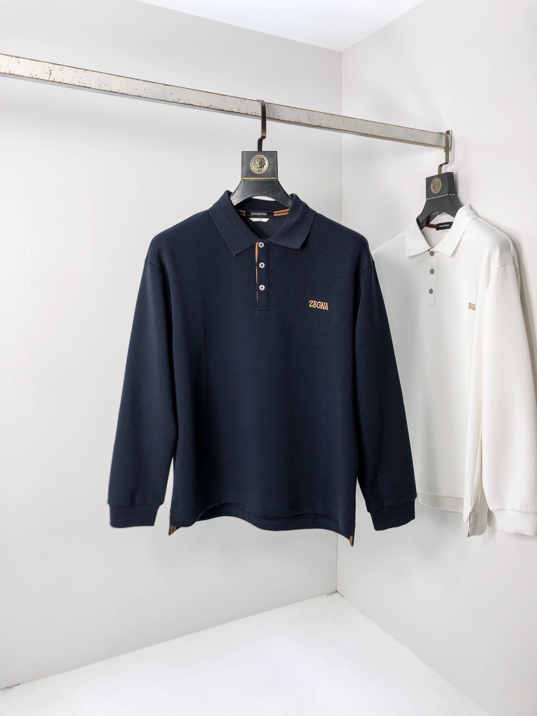 NO:569557,. Zegna. 2025 autumn and winter new men's logo short-sleeved polo shirt, continuing the classic business casual lapel polo shirt. This polo shirt is made of mercerized cotton fabric, and the timeless design can transcend fashion trends. Classic style, 2 brand LOGOs are three-dimensional and unique, making the whole body more detailed. Fitted version, the fabric is made of cotton pique, comfortable, skin-friendly, good breathability, practical for daily commuting and leisure. Highly recommended. Size M-3XL  m wears 175/130,,zegna,T-shirt,alexander wang19860909.杰尼亚.2025秋冬新款男士标识短袖polo衫,延续经典商务休闲翻领POLO恤.该款Polo衫采用丝光棉面料制成,隽永设计可跨越时尚潮流.经典款型,2品牌LOGO立体别致,让整体更具细节感 合体的版型,面料采用全棉珠地料,舒适,亲肤,透气好,平时通勤休闲都很实穿的一款 强烈推荐.尺码M-3XL m穿175/130,,zegna,T-shirt,alexander wang,Men's clothing