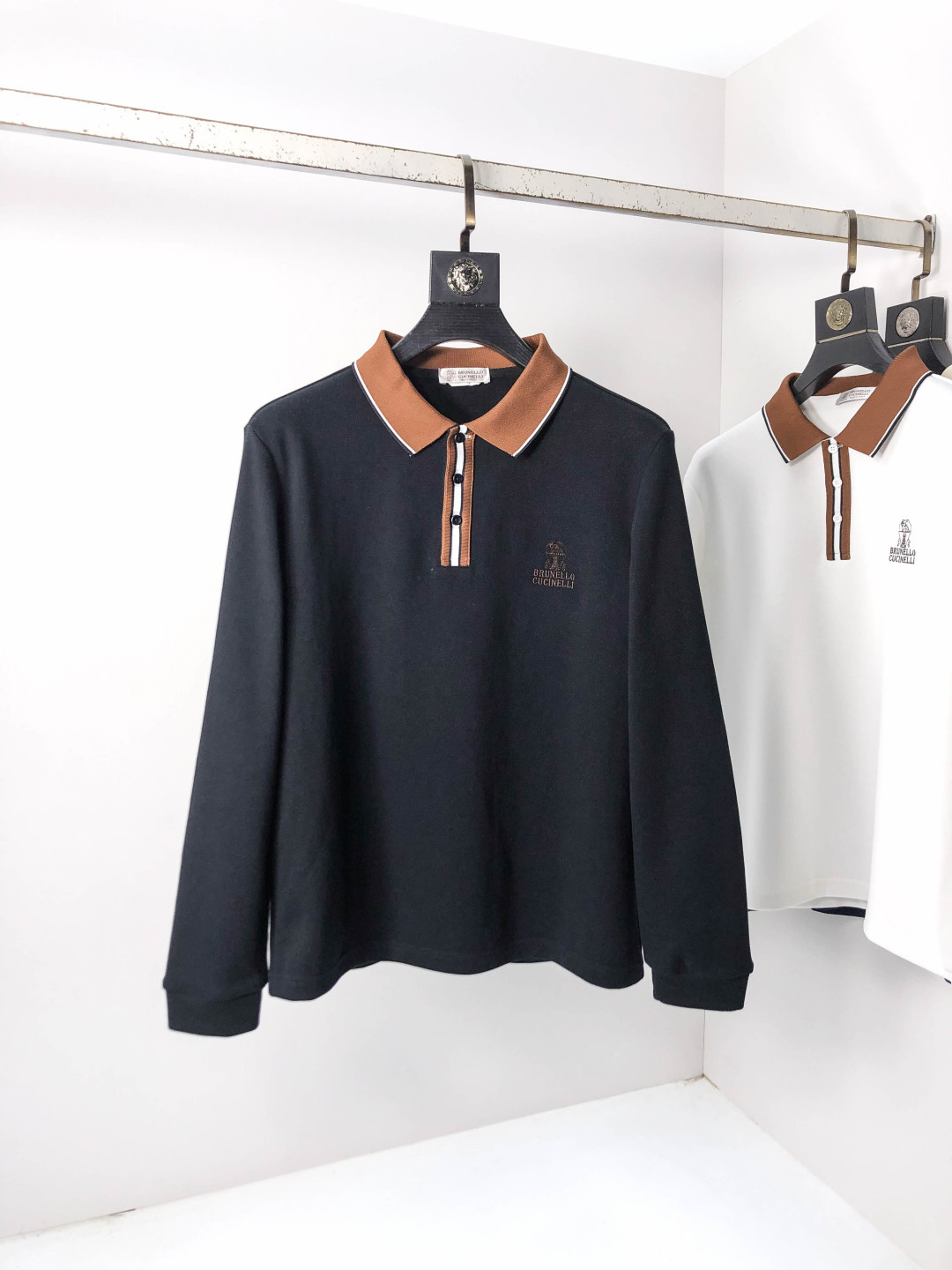 NO:569560,.BC.2025 new autumn and winter men's logo short-sleeved polo shirt continues the classic business casual lapel polo shirt. This polo shirt is made of mercerized piqué cotton fabric, and the timeless design can transcend fashion trends. Classic style, 2 brand LOGOs are three-dimensional and unique, making the whole body more detailed. Fitted version, the fabric is made of cotton piqué material, comfortable, skin-friendly, good breathability, and practical for daily commuting and leisure. Highly recommended. Size M-3XL  m wears 175/130,,T-shirt,alexander wang19860909.BC.2025秋冬新款男士标识短袖polo衫,延续经典商务休闲翻领POLO恤.该款Polo衫采用丝光珠地棉面料制成,隽永设计可跨越时尚潮流.经典款型,2品牌LOGO立体别致,让整体更具细节感 合体的版型,面料采用全棉珠地料,舒适,亲肤,透气好,平时通勤休闲都很实穿的一款 强烈推荐.尺码M-3XL m穿175/130,,T-shirt,alexander wang,Men's clothing