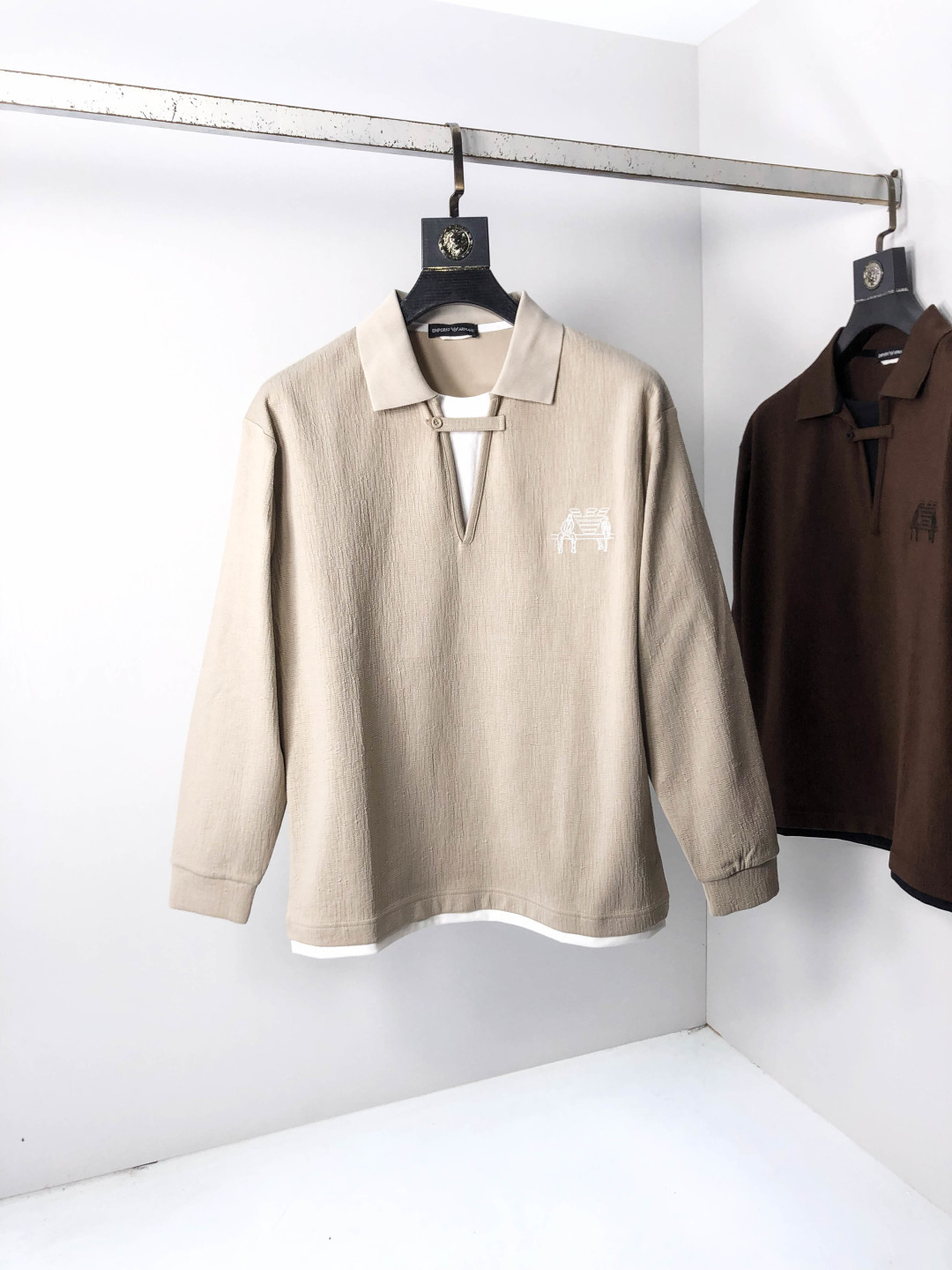 NO:569563,.Armani.2025 new autumn and winter men's logo short-sleeved polo shirt continues the classic business casual lapel polo shirt. This polo shirt is made of cotton and linen fabrics, and the timeless design can transcend fashion trends. Classic style, 2 brand LOGOs are three-dimensional and unique, making the whole body more detailed. Fitted version, the fabric is made of cotton pique, comfortable, skin-friendly, good breathability, and practical for daily commuting and leisure. Highly recommended. Size M-3XL  m wears 175/130,,armani,T-shirt,alexander wang19860909.阿玛尼.2025秋冬新款男士标识短袖polo衫,延续经典商务休闲翻领POLO恤.该款Polo衫采用棉麻棉面料制成,隽永设计可跨越时尚潮流.经典款型,2品牌LOGO立体别致,让整体更具细节感 合体的版型,面料采用全棉珠地料,舒适,亲肤,透气好,平时通勤休闲都很实穿的一款 强烈推荐.尺码M-3XL m穿175/130,,armani,T-shirt,alexander wang,Men's clothing