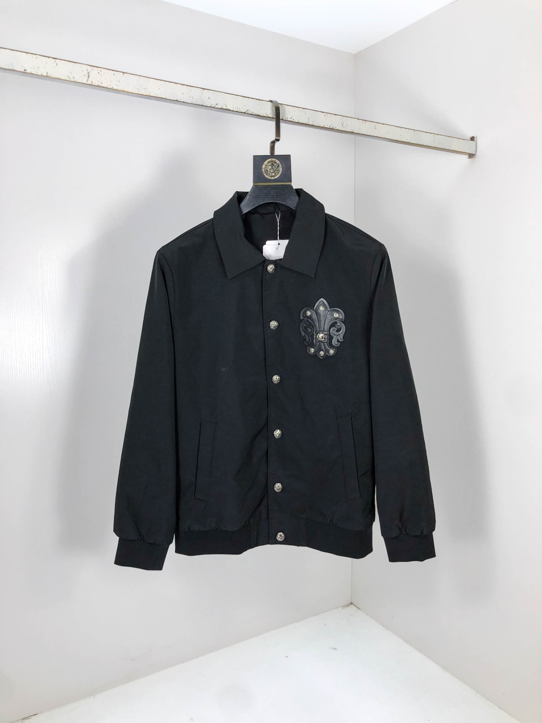 NO:571178,.Croxin. 25 new autumn and winter jackets are on sale for casual daily wear!  The upper body modifies the body shape, perfectly integrating fashion aesthetics and new urban business and leisure concepts. The whole body interprets the Italian minimalist, capable and outdoor functional style to the extreme. It is both solemn and harmonious, creating a unique style item. The overall outline tends to be simple style. 1f's rather individual and yuppie detail processing enriches the overall vision. The wardrobe is perfect for business and leisure and has a high attendance rate!  It's something you can meet but can't ask for!  Size m-3XL m wears 175/130,,chrome hearts,jackets & coats,jackets & coats,alexander wang19860909.克罗心.25秋冬新品发售夹克外套,休闲日常穿搭！上身修饰身形、将时装美学和新都市商务休闲概念完美融合,通体将意式的极简、干练和户外功能性风格极致诠释,亦庄亦谐,塑造出别具一格的造型单品,整体轮廓趋于简约风格,1f颇为个性且雅痞的细节处理,丰富了整体视觉.衣橱商务休闲绝佳的高出勤率！可遇而不可求！码数m-3XL m穿175/130,,chrome hearts,jackets & coats,jackets & coats,alexander wang,Men's clothing