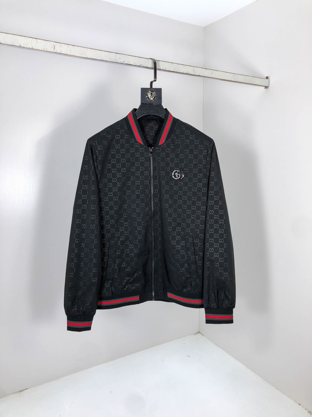 NO:571180,.Gucci.25 new autumn and winter jackets are on sale for casual daily wear!  The upper body modifies the body shape, perfectly integrating fashion aesthetics and new urban business and leisure concepts. The whole body interprets the Italian minimalist, capable and outdoor functional style to the extreme. It is both solemn and harmonious, creating a unique style item. The overall outline tends to be simple style. 1f's rather individual and yuppie detail processing enriches the overall vision. The wardrobe is perfect for business and leisure and has a high attendance rate!  It's something you can meet but can't ask for!  Size m-3XL m wears 175/130,,gucci,jackets & coats,jackets & coats,alexander wang19860909.Gucci.25秋冬新品发售夹克外套,休闲日常穿搭！上身修饰身形、将时装美学和新都市商务休闲概念完美融合,通体将意式的极简、干练和户外功能性风格极致诠释,亦庄亦谐,塑造出别具一格的造型单品,整体轮廓趋于简约风格,1f颇为个性且雅痞的细节处理,丰富了整体视觉.衣橱商务休闲绝佳的高出勤率！可遇而不可求！码数m-3XL m穿175/130,,gucci,jackets & coats,jackets & coats,alexander wang,Men's clothing