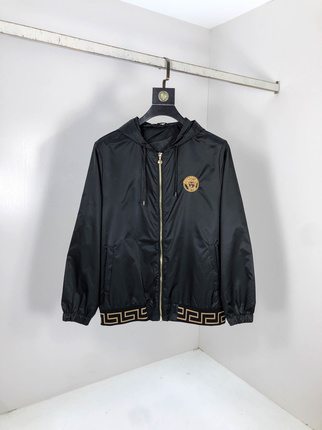 NO:571182,.Versace.25 new autumn and winter jackets are on sale for casual daily wear!  The upper body modifies the body shape, perfectly integrating fashion aesthetics and new urban business and leisure concepts. The whole body interprets the Italian minimalist, capable and outdoor functional style to the extreme. It is both solemn and harmonious, creating a unique style item. The overall outline tends to be simple style. 1f's rather individual and yuppie detail processing enriches the overall vision. The wardrobe is perfect for business and leisure and has a high attendance rate!  It's something you can meet but can't ask for!  Size m-3XL m wears 175/130,,versace,jackets & coats,jackets & coats,alexander wang19860909.范思哲.25秋冬新品发售夹克外套,休闲日常穿搭！上身修饰身形、将时装美学和新都市商务休闲概念完美融合,通体将意式的极简、干练和户外功能性风格极致诠释,亦庄亦谐,塑造出别具一格的造型单品,整体轮廓趋于简约风格,1f颇为个性且雅痞的细节处理,丰富了整体视觉.衣橱商务休闲绝佳的高出勤率！可遇而不可求！码数m-3XL m穿175/130,,versace,jackets & coats,jackets & coats,alexander wang,Men's clothing