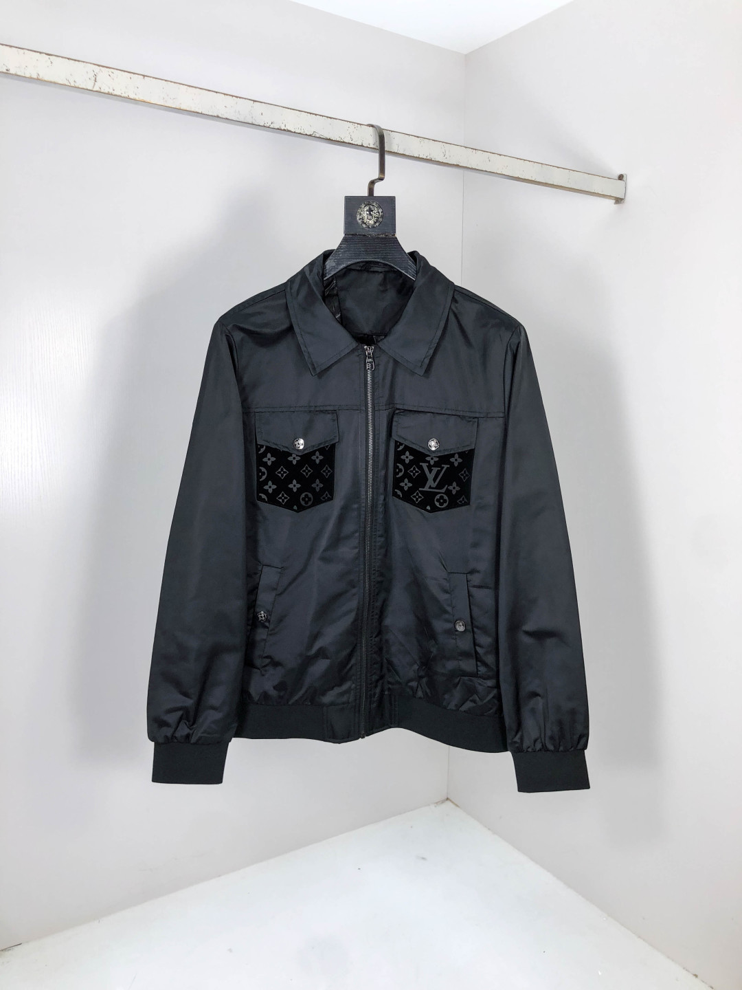 NO:571184,.LV.25 new autumn and winter jackets are on sale for casual daily wear!  The upper body modifies the body shape, perfectly integrating fashion aesthetics and new urban business and leisure concepts. The whole body interprets the Italian minimalist, capable and outdoor functional style to the extreme. It is both solemn and harmonious, creating a unique style item. The overall outline tends to be simple style. 1f's rather individual and yuppie detail processing enriches the overall vision. The wardrobe is perfect for business and leisure and has a high attendance rate!  It's something you can meet but can't ask for!  Size m-3XL m wears 175/130,,louis vuitton,jackets & coats,jackets & coats,alexander wang19860909.LV.25秋冬新品发售夹克外套,休闲日常穿搭！上身修饰身形、将时装美学和新都市商务休闲概念完美融合,通体将意式的极简、干练和户外功能性风格极致诠释,亦庄亦谐,塑造出别具一格的造型单品,整体轮廓趋于简约风格,1f颇为个性且雅痞的细节处理,丰富了整体视觉.衣橱商务休闲绝佳的高出勤率！可遇而不可求！码数m-3XL m穿175/130,,louis vuitton,jackets & coats,jackets & coats,alexander wang,Men's clothing