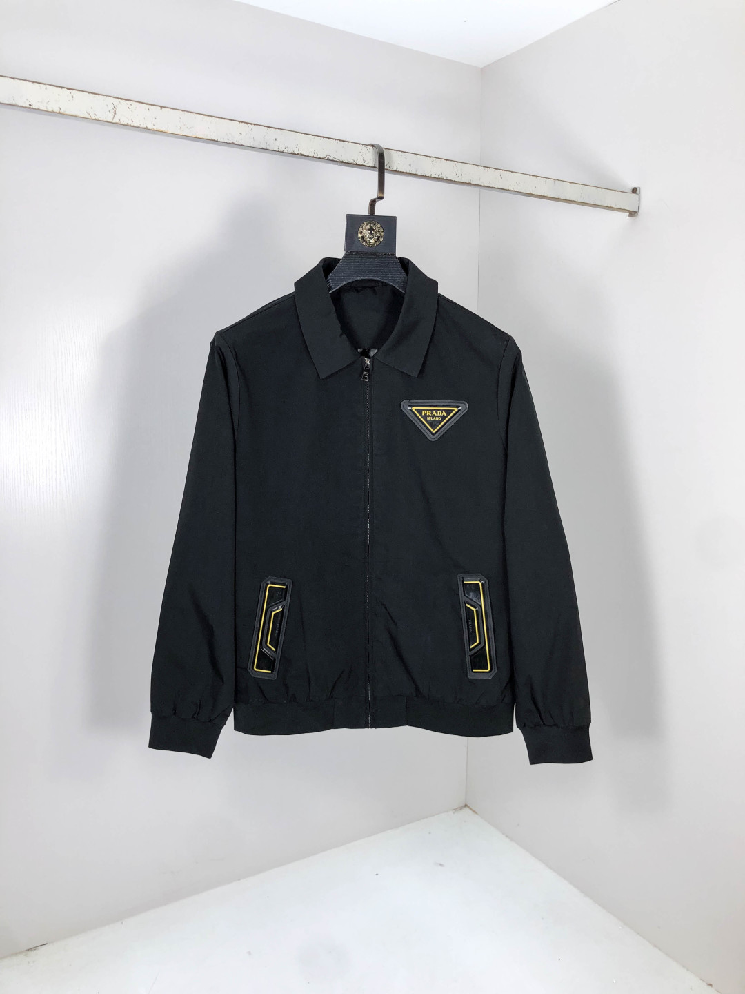 NO:571186,.Prada.25 new autumn and winter jackets are on sale for casual daily wear!  The upper body modifies the body shape, perfectly integrating fashion aesthetics and new urban business and leisure concepts. The whole body interprets the Italian minimalist, capable and outdoor functional style to the extreme. It is both solemn and harmonious, creating a unique style item. The overall outline tends to be simple style. 1f's rather individual and yuppie detail processing enriches the overall vision. The wardrobe is perfect for business and leisure and has a high attendance rate!  It's something you can meet but can't ask for!  Size m-3XL m wears 175/130,,prada,jackets & coats,jackets & coats,alexander wang19860909.普拉达.25秋冬新品发售夹克外套,休闲日常穿搭！上身修饰身形、将时装美学和新都市商务休闲概念完美融合,通体将意式的极简、干练和户外功能性风格极致诠释,亦庄亦谐,塑造出别具一格的造型单品,整体轮廓趋于简约风格,1f颇为个性且雅痞的细节处理,丰富了整体视觉.衣橱商务休闲绝佳的高出勤率！可遇而不可求！码数m-3XL m穿175/130,,prada,jackets & coats,jackets & coats,alexander wang,Men's clothing