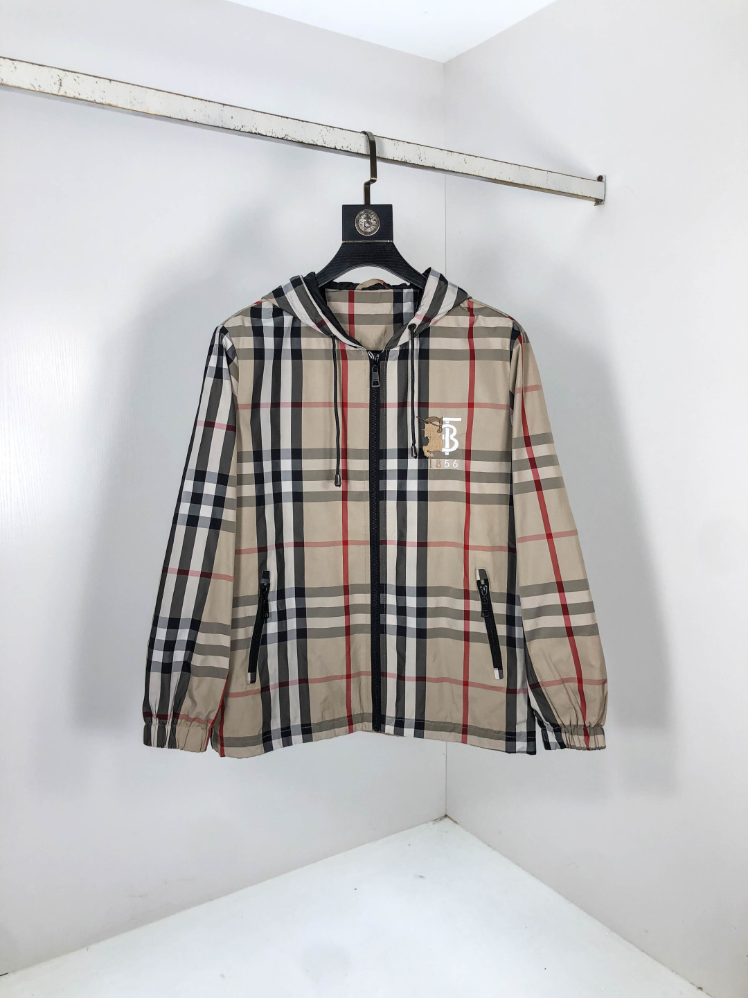 NO:571188,.Burberry.25 new autumn and winter jackets are on sale for casual daily wear!  The upper body modifies the body shape, perfectly integrating fashion aesthetics and new urban business and leisure concepts. The whole body interprets the Italian minimalist, capable and outdoor functional style to the extreme. It is both solemn and harmonious, creating a unique style item. The overall outline tends to be simple style. 1f's rather individual and yuppie detail processing enriches the overall vision. The wardrobe is perfect for business and leisure and has a high attendance rate!  It's something you can meet but can't ask for!  Size m-3XL m wears 175/130,,burberry,jackets & coats,jackets & coats,alexander wang19860909.巴宝莉.25秋冬新品发售夹克外套,休闲日常穿搭！上身修饰身形、将时装美学和新都市商务休闲概念完美融合,通体将意式的极简、干练和户外功能性风格极致诠释,亦庄亦谐,塑造出别具一格的造型单品,整体轮廓趋于简约风格,1f颇为个性且雅痞的细节处理,丰富了整体视觉.衣橱商务休闲绝佳的高出勤率！可遇而不可求！码数m-3XL m穿175/130,,burberry,jackets & coats,jackets & coats,alexander wang,Men's clothing