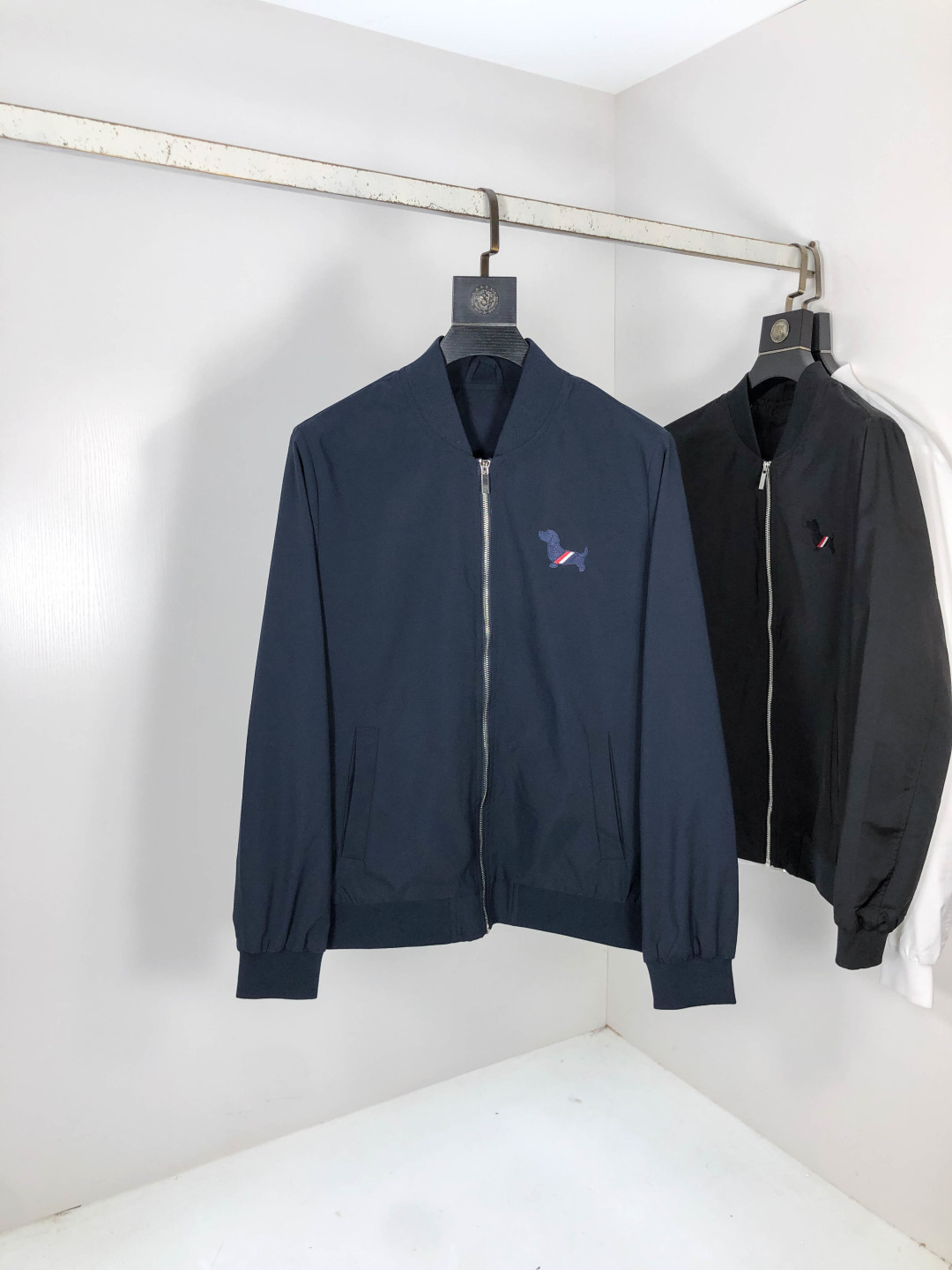 NO:571190,.TB.25 new autumn and winter jackets are on sale for casual daily wear!  The upper body modifies the body shape, perfectly integrating fashion aesthetics and new urban business and leisure concepts. The whole body interprets the Italian minimalist, capable and outdoor functional style to the extreme. It is both solemn and harmonious, creating a unique style item. The overall outline tends to be simple style. 1f's rather individual and yuppie detail processing enriches the overall vision. The wardrobe is perfect for business and leisure and has a high attendance rate!  It's something you can meet but can't ask for!  Size m-3XL m wears 175/130,,jackets & coats,jackets & coats,alexander wang19860909.TB.25秋冬新品发售夹克外套,休闲日常穿搭！上身修饰身形、将时装美学和新都市商务休闲概念完美融合,通体将意式的极简、干练和户外功能性风格极致诠释,亦庄亦谐,塑造出别具一格的造型单品,整体轮廓趋于简约风格,1f颇为个性且雅痞的细节处理,丰富了整体视觉.衣橱商务休闲绝佳的高出勤率！可遇而不可求！码数m-3XL m穿175/130,,jackets & coats,jackets & coats,alexander wang,Men's clothing