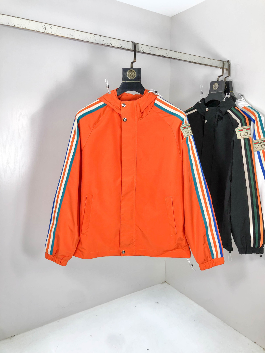 NO:571192,.Gucci.25 new autumn and winter jackets are on sale for casual daily wear!  The upper body modifies the body shape, perfectly integrating fashion aesthetics and new urban business and leisure concepts. The whole body interprets the Italian minimalist, capable and outdoor functional style to the extreme. It is both solemn and harmonious, creating a unique style item. The overall outline tends to be simple style. 1f's rather individual and yuppie detail processing enriches the overall vision. The wardrobe is perfect for business and leisure and has a high attendance rate!  It's something you can meet but can't ask for!  Size m-3XL m wears 175/130,,gucci,jackets & coats,jackets & coats,alexander wang19860909.Gucci.25秋冬新品发售夹克外套,休闲日常穿搭！上身修饰身形、将时装美学和新都市商务休闲概念完美融合,通体将意式的极简、干练和户外功能性风格极致诠释,亦庄亦谐,塑造出别具一格的造型单品,整体轮廓趋于简约风格,1f颇为个性且雅痞的细节处理,丰富了整体视觉.衣橱商务休闲绝佳的高出勤率！可遇而不可求！码数m-3XL m穿175/130,,gucci,jackets & coats,jackets & coats,alexander wang,Men's clothing