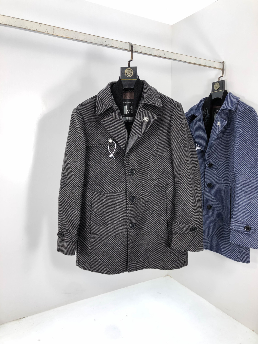 NO:571177,.Burberry. Exclusively for the new original men's wool coat, long double-breasted plush coat. Special channel supply. High-end products are synchronized with the official website counter. Simple and classic popular style. Simple, neat and refreshing business, the quality workmanship details can withstand any form of inspection. It is definitely produced by a major factory. It presents a brand new look and gives you a unique upper body experience!  All have gone through a strict selection process, original custom-made buttons, simple, elegant and versatile styles. The upper body is elegant and handsome, giving you a brand new sense of sight!  The appearance is incomparable, the details are in place, the upper body is not picky, and it is a must-have. M-xxxL.m wears 175/130 pounds,, burberry, jackets & coats, alexander wang19860909.巴宝莉.独家专供新款原单男士羊毛大衣长款双排扣毛绒外套渠道特供 高端货官网柜台同步 简约经典大爆款.简洁利落又清爽商务,品质做工细节经得起任何形式检验,绝对大厂代工出品 呈现一种焕然一新,赋予你与众不同的上身体验！均经过严格的挑选工序,原版定制纽扣,简约大方百搭款 上身优雅帅气,焕然一新的即视感！品相无敌,细节都很到位,上身不挑人,必入的自留款. M-xxxL.m穿175/130斤,,burberry,jackets & coats,alexander wang,Men's clothing