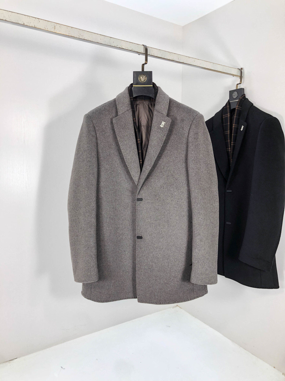 NO:571179,. Burberry. Liner contains 90% goose down disassembly. Exclusively for the new original men's wool coat, long double-breasted plush jacket. Special channel supply. High-end goods official website counter synchronization. Simple and classic popular style. Simple, neat and refreshing business, quality workmanship details can withstand any form of inspection. It is definitely produced by a major factory. It presents a brand new look, giving you a unique upper body experience!  All have gone through a strict selection process, original custom-made buttons, simple, elegant and versatile styles. The upper body is elegant and handsome, giving you a brand new sense of sight!  The appearance is incomparable, the details are in place, the upper body is not picky, and it is a must-have. M-xxxL.m wears 175/130 pounds,, burberry, jackets & coats, alexander wang19860909.巴宝莉.内胆含90鹅绒拆卸.独家专供新款原单男士羊毛大衣长款双排扣毛绒外套渠道特供 高端货官网柜台同步 简约经典大爆款.简洁利落又清爽商务,品质做工细节经得起任何形式检验,绝对大厂代工出品 呈现一种焕然一新,赋予你与众不同的上身体验！均经过严格的挑选工序,原版定制纽扣,简约大方百搭款 上身优雅帅气,焕然一新的即视感！品相无敌,细节都很到位,上身不挑人,必入的自留款. M-xxxL.m穿175/130斤,,burberry,jackets & coats,alexander wang,Men's clothing