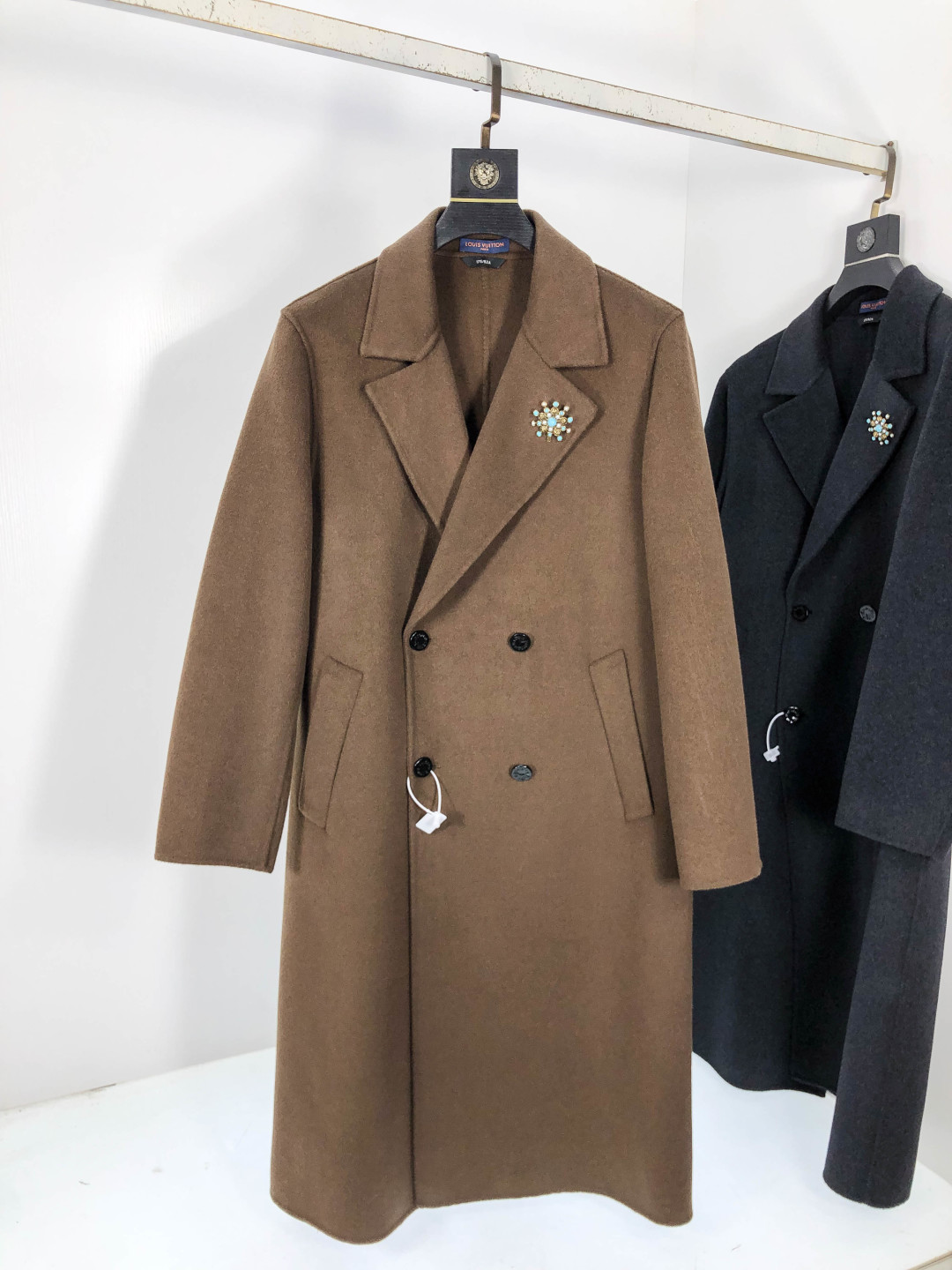 NO:571181,.Pv. Exclusively supplies new original single men's wool coats, long double-breasted plush coats. Special channel supply. High-end products are synchronized with the official website counter. Simple and classic popular styles. Simple, neat and refreshing business, the quality workmanship details can withstand any form of inspection, absolutely produced by a major factory, presenting a brand new look, giving you a unique upper body experience!  All have gone through a strict selection process, original custom-made buttons, simple, elegant and versatile styles. The upper body is elegant and handsome, giving you a brand new sense of sight!  The appearance is incomparable, the details are in place, the upper body is not picky, a must-have for yourself. M-xxxL.m wears 175/130 pounds,,jackets & coats,alexander wang19860909.Pv.独家专供新款原单男士羊毛大衣长款双排扣毛绒外套渠道特供 高端货官网柜台同步 简约经典大爆款.简洁利落又清爽商务,品质做工细节经得起任何形式检验,绝对大厂代工出品 呈现一种焕然一新,赋予你与众不同的上身体验！均经过严格的挑选工序,原版定制纽扣,简约大方百搭款 上身优雅帅气,焕然一新的即视感！品相无敌,细节都很到位,上身不挑人,必入的自留款. M-xxxL.m穿175/130斤,,jackets & coats,alexander wang,Men's clothing