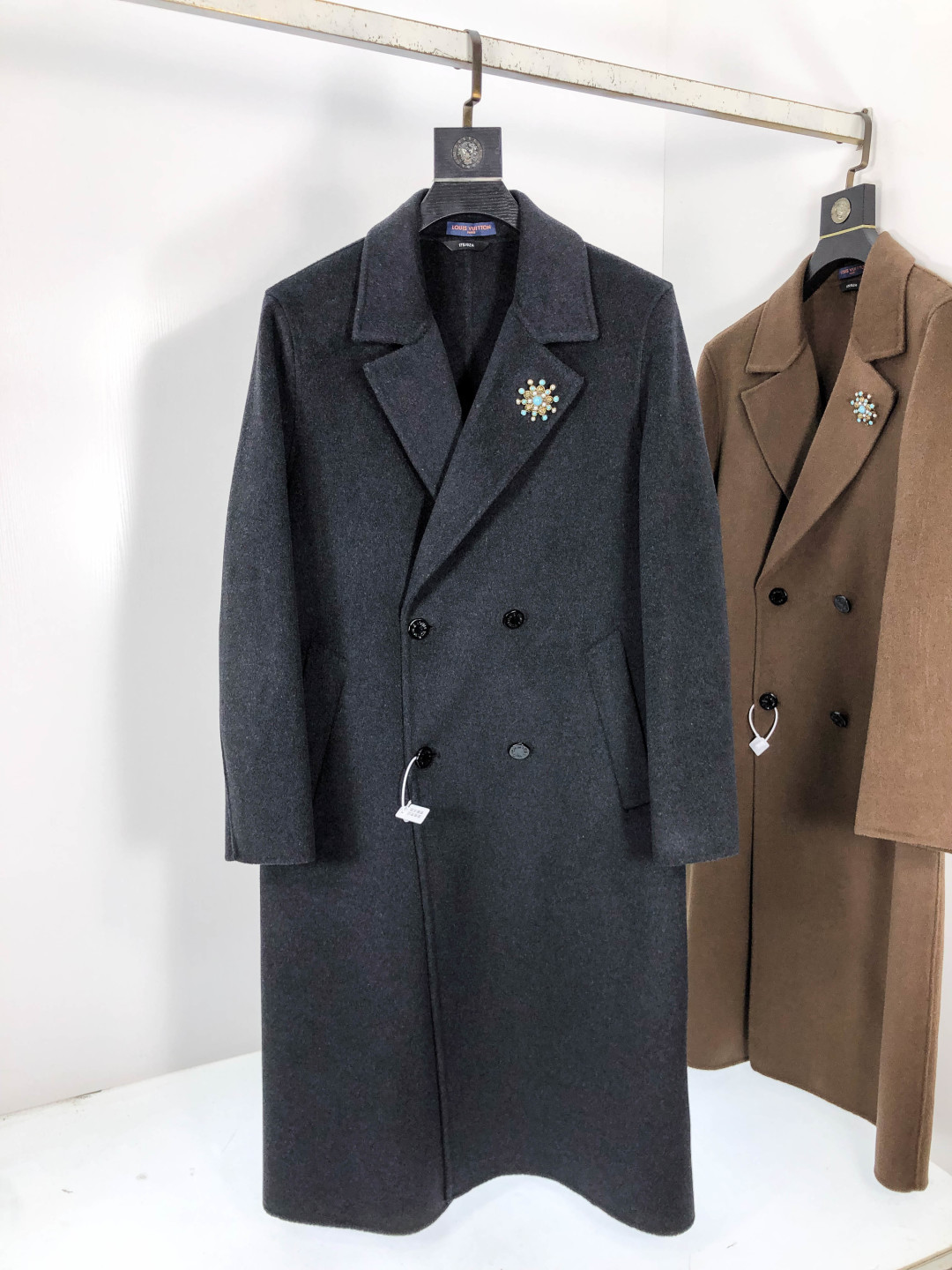 NO:571183,.LV. Exclusively supplies new original single men's wool coats, long double-breasted plush coats. Special channel supply. High-end products are synchronized with the official website counter. Simple and classic popular styles. Simple, neat and refreshing business. The quality workmanship details can withstand any form of inspection. They are definitely produced by major manufacturers. They present a brand new look and give you a unique upper body experience!  All have gone through a strict selection process, original custom-made buttons, simple, elegant and versatile styles. The upper body is elegant and handsome, giving you a brand new sense of sight!  The appearance is incomparable, the details are in place, the upper body is not picky, and it is a must-have for yourself. M-xxxL.m wears 175/130 pounds, Louis Vuitton, jackets & coats, alexander wang19860909.LV.独家专供新款原单男士羊毛大衣长款双排扣毛绒外套渠道特供 高端货官网柜台同步 简约经典大爆款.简洁利落又清爽商务,品质做工细节经得起任何形式检验,绝对大厂代工出品 呈现一种焕然一新,赋予你与众不同的上身体验！均经过严格的挑选工序,原版定制纽扣,简约大方百搭款 上身优雅帅气,焕然一新的即视感！品相无敌,细节都很到位,上身不挑人,必入的自留款. M-xxxL.m穿175/130斤,,louis vuitton,jackets & coats,alexander wang,Men's clothing