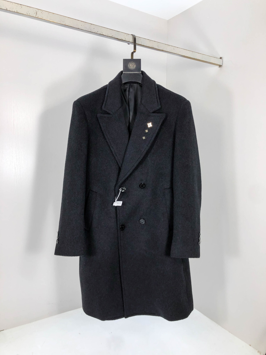 NO:571185,.Lv. Exclusively for the new original men's wool coat, long double-breasted plush coat channel special supply, high-end goods official website counter synchronization, simple classic popular style. Simple, neat and refreshing business, quality workmanship details can withstand any form of inspection, definitely produced by a major factory, presenting a brand new look, giving you a unique upper body experience!  All have gone through a strict selection process, original custom-made buttons, simple, elegant and versatile styles. The upper body is elegant and handsome, giving you a brand new sense of sight!  The appearance is incomparable, the details are in place, the upper body is not picky, and it is a must-have for yourself. M-xxxL.m wears 175/130 pounds, Louis Vuitton, jackets & coats, alexander wang19860909.Lv.独家专供新款原单男士羊毛大衣长款双排扣毛绒外套渠道特供 高端货官网柜台同步 简约经典大爆款.简洁利落又清爽商务,品质做工细节经得起任何形式检验,绝对大厂代工出品 呈现一种焕然一新,赋予你与众不同的上身体验！均经过严格的挑选工序,原版定制纽扣,简约大方百搭款 上身优雅帅气,焕然一新的即视感！品相无敌,细节都很到位,上身不挑人,必入的自留款. M-xxxL.m穿175/130斤,,louis vuitton,jackets & coats,alexander wang,Men's clothing