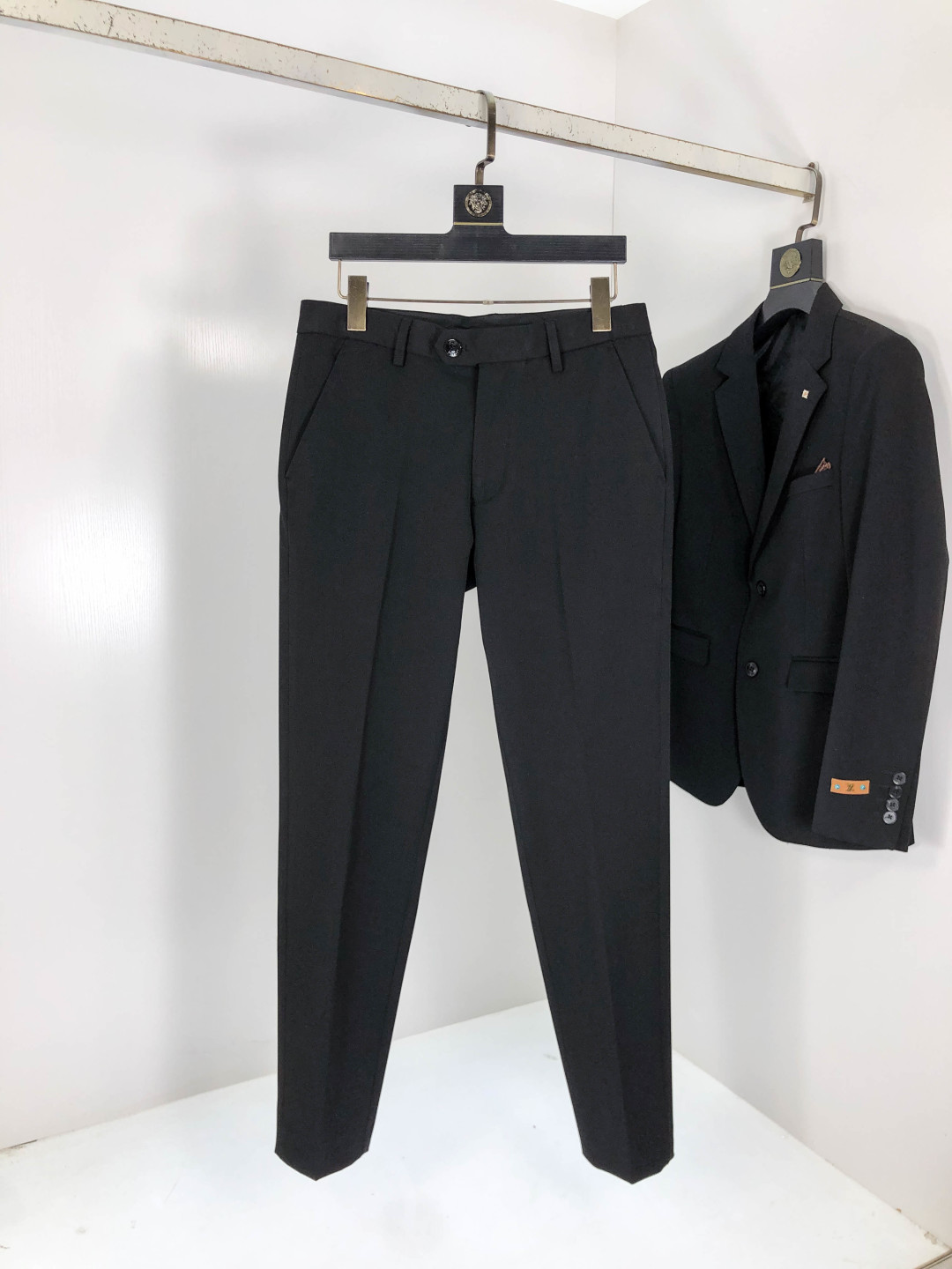 NO:571189,.Lv. The new autumn and winter blended fabric men's suit looks fresher and softer, suitable for daily leisure or business casual occasions; the dark gray style is more calm and formal, suitable for more serious business scenes. The slim fit design can fit the wearer's body shape well, showing a capable and neat image, highlighting the men's figure lines and avoiding the bloated feeling of traditional suits. Fabric details  The fabric composition is a blend of 63 polyester fiber, 28.4 rayon, 5.6 acetic acid and a small amount of wool. Polyester fiber makes the jacket stiff, wrinkle-resistant and easy to care for; rayon increases softness and moisture absorption; acetate fiber improves gloss and drape; and wool gives the jacket warmth and texture.   The surface of the fabric shows a fine striped texture, which increases the visual layering and makes the jacket look more refined, while also having a certain retro style. The classic flat lapel design is more versatile and suitable for a variety of occasions, from daily commuting to more formal business activities. There are no obvious decorative buttons on the cuffs, and the design is simple and elegant, in line with the overall simple style.  Elbow patches Both coats are equipped with oval patches at the elbows. The material looks like suede and the color is harmonious with the main color of the coat. This design is not only decorative, but also enhances the wear resistance of the elbow. The buttons are of the same color as the clothes. The buttons have a smooth surface and a four-eye design, which is consistent with the overall style. It is low-key yet refined. It has a slanted chest pocket design with the brand's signature. It not only increases practicality and facilitates the placement of small items, but also highlights the brand's characteristics.   ; In addition, there is a patch pocket underneath for daily use. The color of the lining is coordinated with the color of the main body of the jacket. The lining material is smooth, which makes it more comfortable to wear and also increases the stiffness of the jacket. Jacket 48-58. Pants 28-36. L jacket wears 175/130 pounds.,, louis vuitton, jackets & coats, business suit, chamois leather, alexander wang19860909.Lv.秋冬新款混纺面料男士西装套装 显得更加清新、柔和,适合日常休闲或商务休闲场合；深灰色款则更显沉稳、正式,适用于较为严肃的商务场景 . 采用修身版型设计,能够很好地贴合穿着者的身形,展现出干练、利落的形象,凸显男士的身材线条,避免传统西装的臃肿感. 面料细节 面料成分为63聚酯纤维、28.4人棉、5.6醋酸以及少量羊毛等混纺 .聚酯纤维使外套挺括抗皱,易于打理；人棉增加柔软度和吸湿性；醋酸纤维提升光泽感和垂坠感；羊毛则赋予外套保暖性和质感. 面料表面呈现出细密的条纹纹理,增加了视觉层次感,让外套看起来更加精致,同时也带有一定的复古风格. 经典的平驳头设计,这种驳头款式较为百搭,适合多种场合,从日常通勤到较为正式的商务活动都能轻松驾驭. 袖口处没有明显的装饰扣,设计简洁大方,符合整体的简约风格. 肘部补丁两件外套的肘部位置都配有椭圆形的补丁,材质看起来像是麂皮,颜色与外套主体颜色搭配和谐.这一设计不仅具有装饰性,还能增强肘部位置的耐磨性. 纽扣采用与衣服颜色同色的纽扣,纽扣表面光滑,四眼设计,与整体风格统一,低调又不失精致感. 设有胸前斜插口袋设计,带有品牌标志性的.既增加了实用性,方便放置小物件,又彰显了品牌特色 ；此外还设有下方的贴袋,方便日常使用. 内衬颜色与外套主体颜色相协调,内衬材质光滑,穿着时更加舒适,同时也增加了外套的挺括度 .外套48-58.裤子28-36.L外套穿175/130斤.,,louis vuitton,jackets & coats,business suit,chamois leather,alexander wang,Men's clothing