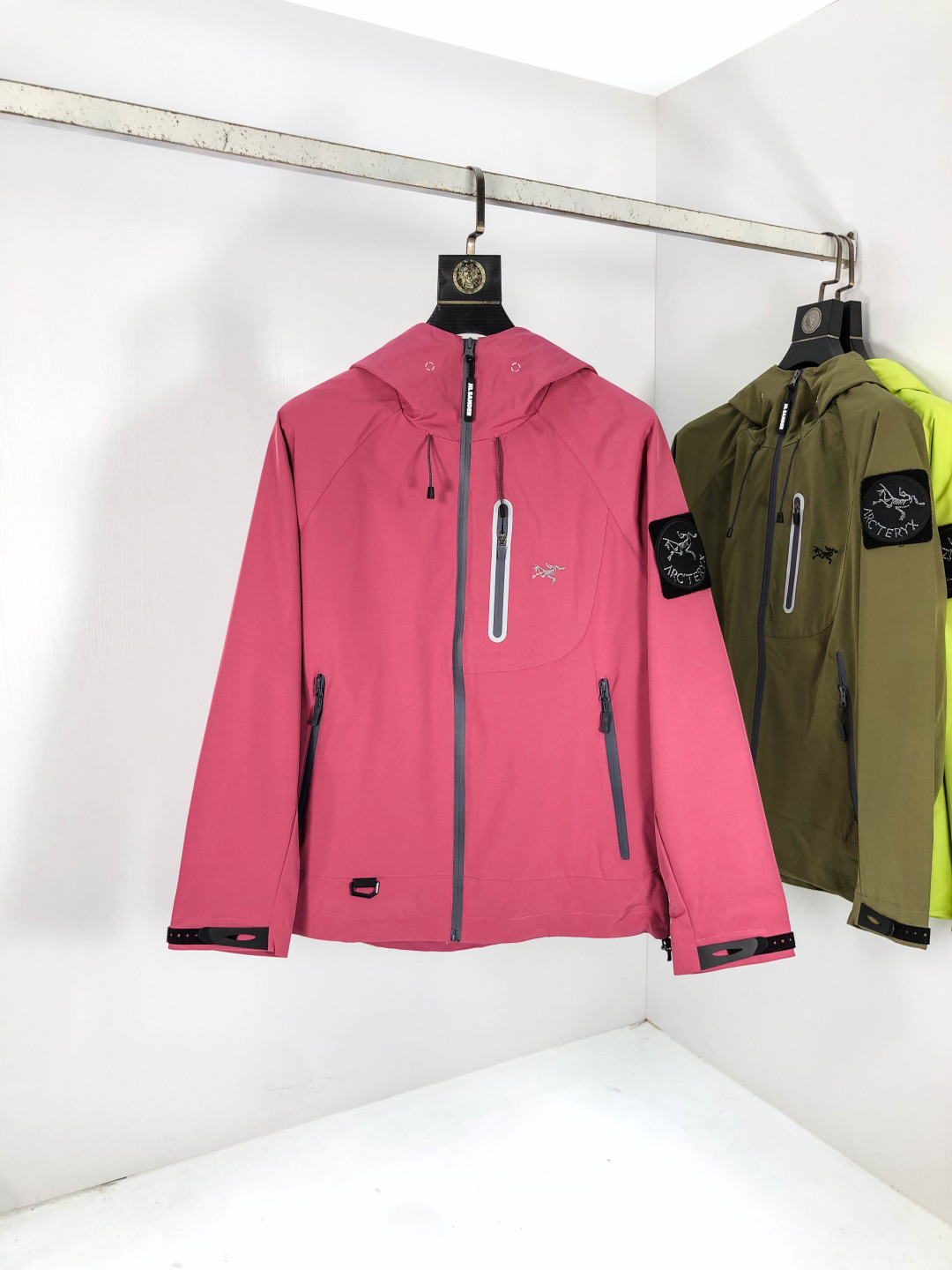 NO:571193,Wearing 210 pounds. ARC'TERYX Arc'teryx Beta GTX LT waterproof hard-shell jacket, hooded jacket. The final effect of the three-layer fabric is crisp and thin, with excellent waterproof performance. Multi-piece symmetrical three-dimensional splicing and tailoring. On the final wearing feeling brought by ergonomics and professional outdoor design. To open up one position of TNF's competing products; Arc'teryx's full-body embroidery. A comparison picture is attached at the zipper position.  The side of the zipper has no external wiring at all. Only three processes of manual gluing can produce the same effect as ZP. It takes more than ten minutes to process one position. Many people will mention the top version of the inner gluing and zipper patch. The effect of the picture is the most intuitive, so I took a lot of details. Functional jackets and pants will have zipper openings in the armpits and legs, just like the leg zippers of 21777.   In order to make it more convenient and quick for you to dissipate heat and remove moisture, because the overall anti-fouling and waterproof performance cannot be both necessary and necessary, it must be functional and absorb sweat like pure cotton. Otherwise, why the official website designed the zipper? You can immediately figure out the function ~ The back of the embroidery on the chest is taped to make the overall waterproof. The smoothness and consistency are things that many versions will not deliberately shoot. The position of zp is very beautiful, and the level of sophistication is enhanced. In addition, the fully taped details of the cuffs are  I won’t write too much about things that can tell the difference with the naked eye. The fineness of the wiring can be directly seen in the picture. The large cap circumference is adjustable. The position of the adjustment buckle is consistent with the skin clothing on the back of the cap and the inside of the collar. The Archaeopteryx Logo is embroidered. There is a brim and the angle is adjustable with soft silk inside the brim. There is a piece of hat elastic band under the fixed position. It is integrated. The cap circumference is very large and can achieve a full wind-blocking effect; the hem dimension is also adjustable.   The main label of the collar and the patch at the top of the collar are made of nylon-like skin-friendly material. The outside of the cuff Velcro is made of suede. The inside of the Velcro is made of suede. The inside is high-density bristle to ensure better durability and adhesion. The Velcro base is fixed with three layers of pressure lines. The pressure lines are of equal width. The increased cost of each detail also provides a better and more comfortable wearing experience. Original zipper kit. The washing label position is inside the pocket according to the original version. The folding position is fixed and sewn. It has no impact or discomfort on daily pocket picking and storage activities.  I have seen terrible details of direct single stitching at the inner corners. These places that are not easily observed on the outside often bring the most happiness to the wearer; Sizem-5xL.m wears 175/130, arc'teryx, jackets & coats, chamois leather, hats, alexander wang19860909.穿210斤.ARC‘TERYX 始祖鸟Beta GTX LT 防水硬壳冲锋衣 连帽夹克 三层面料最后的效果挺括轻薄 防水性能俱佳 多裁片对称立体位的拼接剪裁 论人体工学和专业化户外设计带来的最终穿着感 要拉开TNF竞品的一个身位； 始祖鸟的全身刺绣.在拉链位置附了对比图 拉链侧压胶是完全没有外走线压线的 三道工序手工压胶才呈现和zp一致的效果 一个位置的工艺处理就需要十多分钟 很多人会提到的顶级版本内里压胶和拉链贴片 图片的效果最为直观 所以拍了很多细节； 功能性的冲锋衣以及裤子 都会在腋下裤腿这些部位设计拉链开口 就如21777的腿部拉链 为了你更方便快捷的排热拍湿 因为整体防污防水的性能 不能既要且要 既要它达到功能性又要它像纯棉质地一般吸汗 不然官网为何设计拉链 是不是一下就能想明白作用了～ 胸口刺绣位置的反面压胶处理 整体防水 平和度和一致度是很多版本不会去特意拍的 zp的这个位置做的非常漂亮 精致程度一下拉高逼格 另外袖口的全压胶细节 肉眼就可分辨高下的东西就不多写了 走线的精细度直接看图 大帽围可调节 调节扣的位置和皮肤衣一致在帽后和领口内侧 气眼始祖鸟Logo刺绣.有帽檐并且帽檐内内里软丝可调节角度 固定位下方是一段帽围橡筋 具有一体性 帽围很大 可以做到全挡风效果；下摆维度同样可调节 衣领主标和领口最顶部的贴布都为仿尼的亲肤材料贴片 袖口魔术贴外侧则为麂皮 内侧高密刺毛 保证更好的耐用性以及粘性 魔术贴底座三层压线固定 压线距离等宽； 每个细节的成本增加也提供了更好更舒适的穿着感受； 原版拉链套件 洗标位置按照原版在口袋内里 翻层位固定缝纫 对日常的口袋取物置物活动没有影响和不适 看到过直接单缝在内里边角位置的糟糕细节 这些外表轻易观察不到的地方往往最给穿着者带来幸福感； Sizem-5xL.m穿175/130,arc'teryx,jackets & coats,chamois leather,hats,alexander wang,Men's clothing