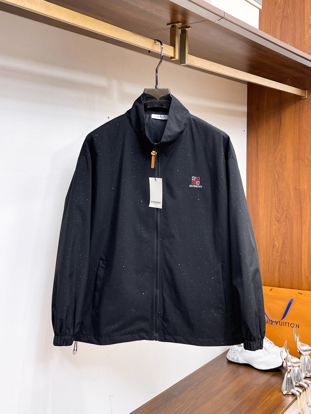 NO:571194,.Givenchy.25 new autumn and winter jackets are on sale, for casual daily wear!  The upper body modifies the body shape, perfectly integrating fashion aesthetics and new urban business and leisure concepts. The whole body interprets the Italian minimalist, capable and outdoor functional style to the extreme. It is both solemn and harmonious, creating a unique styling item. The overall outline tends to be simple style. 88's rather individual and yuppie detail processing enriches the overall vision. The wardrobe is perfect for business and leisure and has a high attendance rate!  It's something you can meet but can't ask for!  Size m-3XL m wears 175/130,,givenchy,jackets & coats,jackets & coats,alexander wang19860909.纪梵希.25秋冬新品发售夹克外套,休闲日常穿搭！上身修饰身形、将时装美学和新都市商务休闲概念完美融合,通体将意式的极简、干练和户外功能性风格极致诠释,亦庄亦谐,塑造出别具一格的造型单品,整体轮廓趋于简约风格,88颇为个性且雅痞的细节处理,丰富了整体视觉.衣橱商务休闲绝佳的高出勤率！可遇而不可求！码数 m-3XL m穿175/130,,givenchy,jackets & coats,jackets & coats,alexander wang,Men's clothing