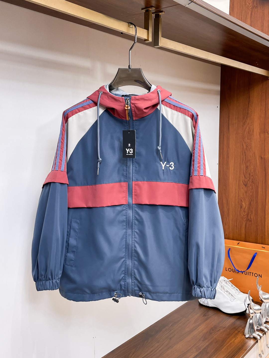 NO:571195,.Y3.25 new autumn and winter jackets are on sale for casual daily wear!  The upper body modifies the body shape, perfectly integrating fashion aesthetics and new urban business and leisure concepts. The whole body interprets the Italian minimalist, capable and outdoor functional style to the extreme. It is both solemn and harmonious, creating a unique styling item. The overall outline tends to be simple style. 88's rather individual and yuppie detail processing enriches the overall vision. The wardrobe is perfect for business and leisure and has a high attendance rate!  It's something you can meet but can't ask for!  Size m-3XL m wears 175/130,,jackets & coats,jackets & coats,alexander wang19860909.Y3.25秋冬新品发售夹克外套,休闲日常穿搭！上身修饰身形、将时装美学和新都市商务休闲概念完美融合,通体将意式的极简、干练和户外功能性风格极致诠释,亦庄亦谐,塑造出别具一格的造型单品,整体轮廓趋于简约风格,88颇为个性且雅痞的细节处理,丰富了整体视觉.衣橱商务休闲绝佳的高出勤率！可遇而不可求！码数 m-3XL m穿175/130,,jackets & coats,jackets & coats,alexander wang,Men's clothing