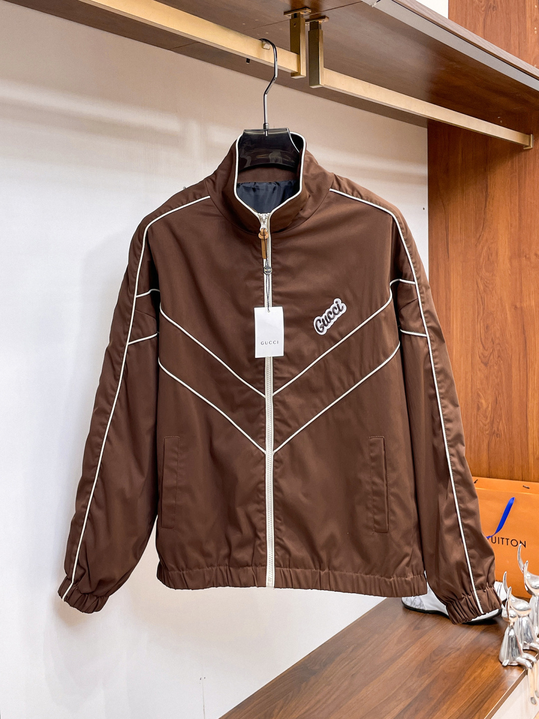 NO:571198,.Gucci.25 new autumn and winter jackets are on sale for casual daily wear!  The upper body modifies the body shape, perfectly integrating fashion aesthetics and new urban business and leisure concepts. The whole body interprets the Italian minimalist, capable and outdoor functional style to the extreme. It is both solemn and harmonious, creating a unique styling item. The overall outline tends to be simple style. 88's rather individual and yuppie detail processing enriches the overall vision. The wardrobe is perfect for business and leisure and has a high attendance rate!  It's something you can meet but can't ask for!  Size m-3XL m wears 175/130,,gucci,jackets & coats,jackets & coats,alexander wang19860909.Gucci.25秋冬新品发售夹克外套,休闲日常穿搭！上身修饰身形、将时装美学和新都市商务休闲概念完美融合,通体将意式的极简、干练和户外功能性风格极致诠释,亦庄亦谐,塑造出别具一格的造型单品,整体轮廓趋于简约风格,88颇为个性且雅痞的细节处理,丰富了整体视觉.衣橱商务休闲绝佳的高出勤率！可遇而不可求！码数 m-3XL m穿175/130,,gucci,jackets & coats,jackets & coats,alexander wang,Men's clothing