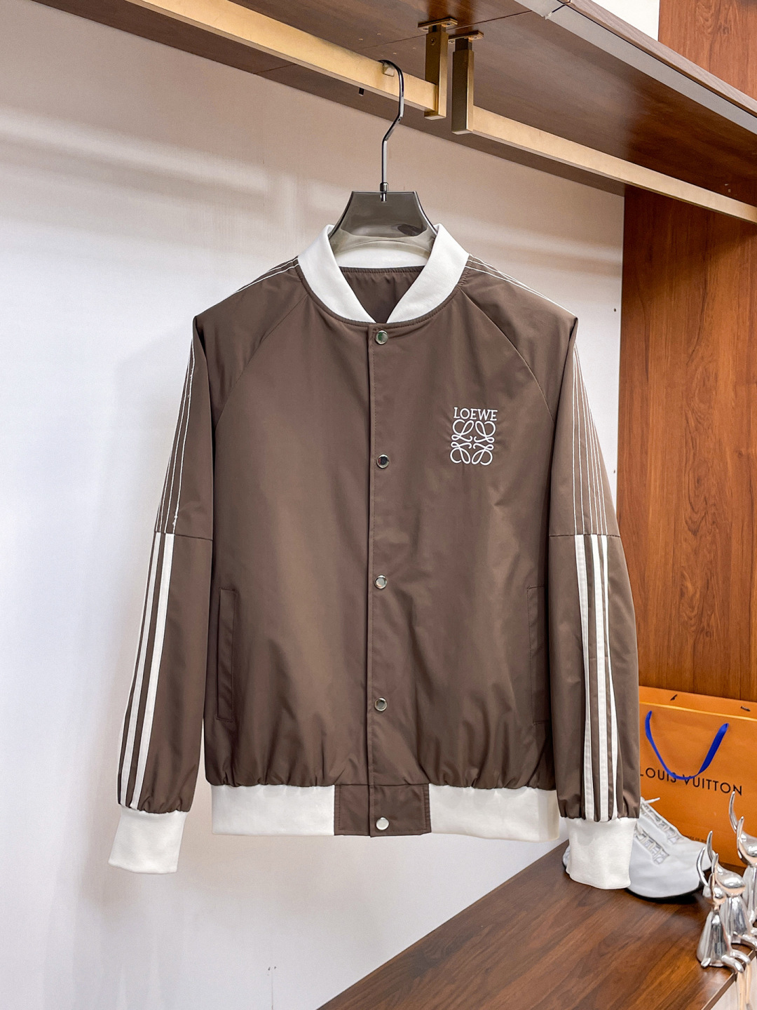 NO:571201,.Givenchy.25 new autumn and winter jackets are on sale, for casual daily wear!  The upper body modifies the body shape, perfectly integrating fashion aesthetics and new urban business and leisure concepts. The whole body interprets the Italian minimalist, capable and outdoor functional style to the extreme. It is both solemn and harmonious, creating a unique styling item. The overall outline tends to be simple style. 88's rather individual and yuppie detail processing enriches the overall vision. The wardrobe is perfect for business and leisure and has a high attendance rate!  It's something you can meet but can't ask for!  Size m-3XL m wears 175/130,,givenchy,jackets & coats,jackets & coats,alexander wang19860909.纪梵希.25秋冬新品发售夹克外套,休闲日常穿搭！上身修饰身形、将时装美学和新都市商务休闲概念完美融合,通体将意式的极简、干练和户外功能性风格极致诠释,亦庄亦谐,塑造出别具一格的造型单品,整体轮廓趋于简约风格,88颇为个性且雅痞的细节处理,丰富了整体视觉.衣橱商务休闲绝佳的高出勤率！可遇而不可求！码数 m-3XL m穿175/130,,givenchy,jackets & coats,jackets & coats,alexander wang,Men's clothing