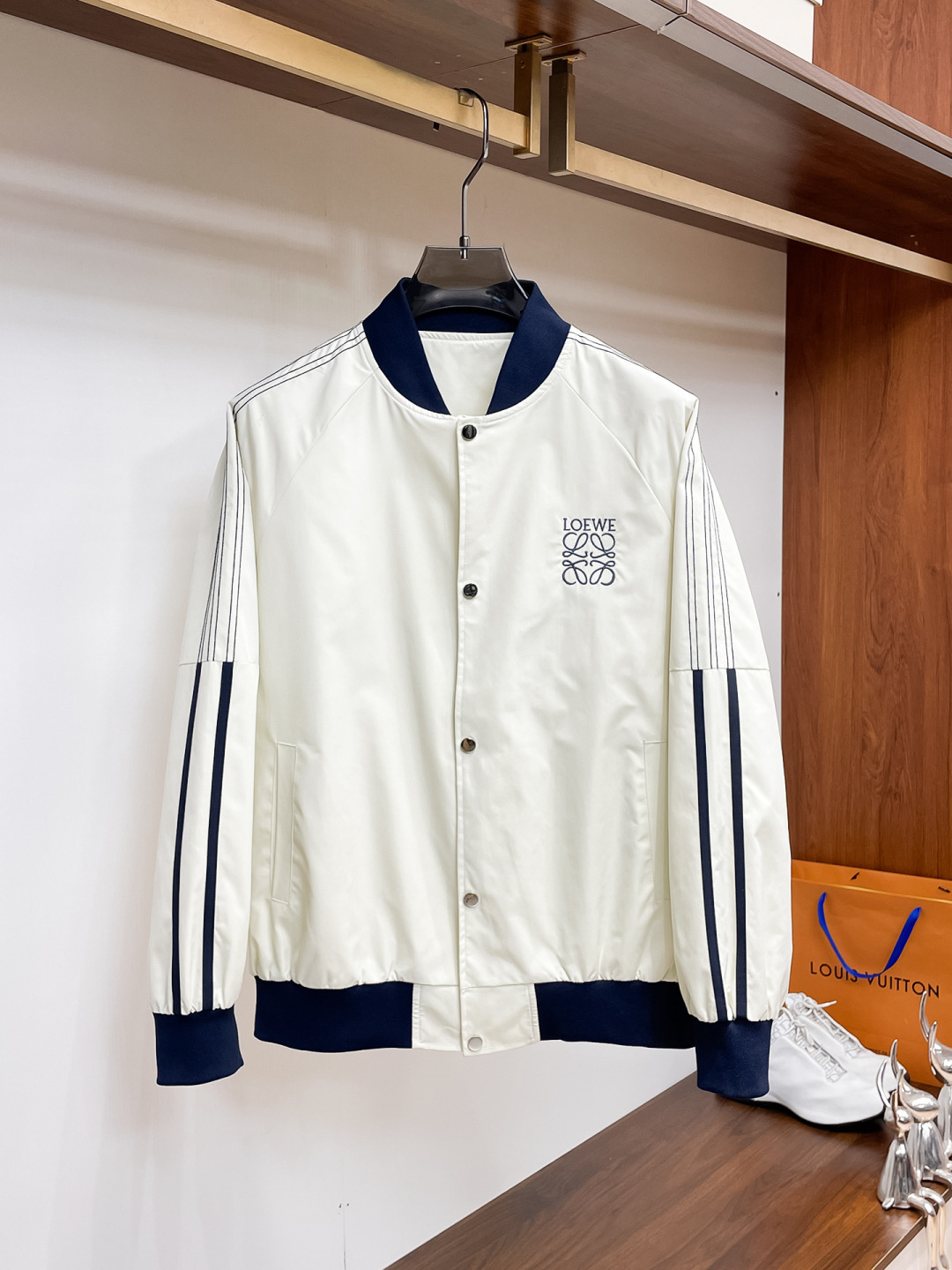 NO:571204,.Loewe.25 new autumn and winter jackets are on sale for casual daily wear!  The upper body modifies the body shape, perfectly integrating fashion aesthetics and new urban business and leisure concepts. The whole body interprets the Italian minimalist, capable and outdoor functional style to the extreme. It is both solemn and harmonious, creating a unique styling item. The overall outline tends to be simple style. 88's rather individual and yuppie detail processing enriches the overall vision. The wardrobe is perfect for business and leisure and has a high attendance rate!  It's something you can meet but can't ask for!  Size m-3XL m wears 175/130,,loewe,jackets & coats,jackets & coats,alexander wang19860909.罗意威.25秋冬新品发售夹克外套,休闲日常穿搭！上身修饰身形、将时装美学和新都市商务休闲概念完美融合,通体将意式的极简、干练和户外功能性风格极致诠释,亦庄亦谐,塑造出别具一格的造型单品,整体轮廓趋于简约风格,88颇为个性且雅痞的细节处理,丰富了整体视觉.衣橱商务休闲绝佳的高出勤率！可遇而不可求！码数 m-3XL m穿175/130,,loewe,jackets & coats,jackets & coats,alexander wang,Men's clothing