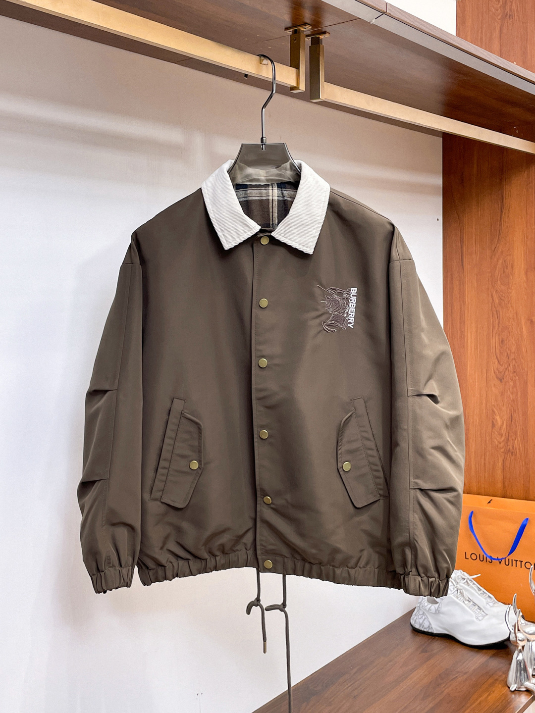 NO:571206,.Burberry.25 new autumn and winter jackets are on sale for casual daily wear!  The upper body modifies the body shape, perfectly integrating fashion aesthetics and new urban business and leisure concepts. The whole body interprets the Italian minimalist, capable and outdoor functional style to the extreme. It is both solemn and harmonious, creating a unique styling item. The overall outline tends to be simple style. 88's rather individual and yuppie detail processing enriches the overall vision. The wardrobe is perfect for business and leisure and has a high attendance rate!  It's something you can meet but can't ask for!  Size m-3XL m wears 175/130,,burberry,jackets & coats,jackets & coats,alexander wang19860909.巴宝莉.25秋冬新品发售夹克外套,休闲日常穿搭！上身修饰身形、将时装美学和新都市商务休闲概念完美融合,通体将意式的极简、干练和户外功能性风格极致诠释,亦庄亦谐,塑造出别具一格的造型单品,整体轮廓趋于简约风格,88颇为个性且雅痞的细节处理,丰富了整体视觉.衣橱商务休闲绝佳的高出勤率！可遇而不可求！码数 m-3XL m穿175/130,,burberry,jackets & coats,jackets & coats,alexander wang,Men's clothing