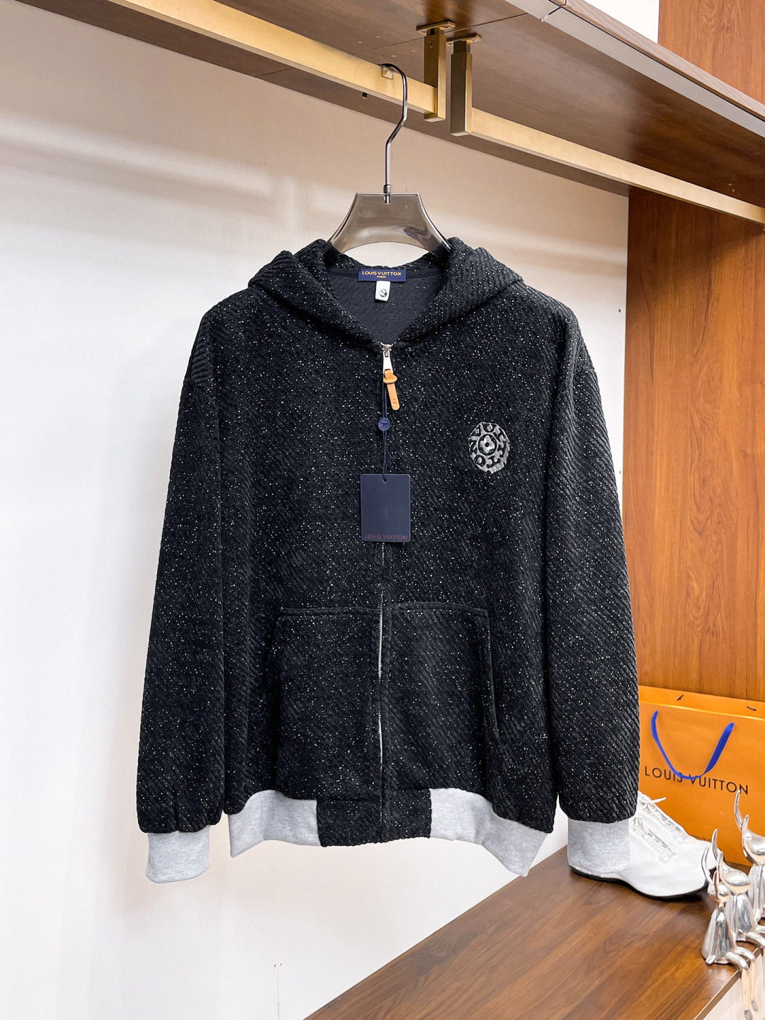 NO:571209,.Lv.25 new autumn and winter products are on sale, knitted jackets, casual daily wear!  The upper body modifies the body shape, perfectly integrating fashion aesthetics and new urban business and leisure concepts. The whole body interprets the Italian minimalist, capable and outdoor functional style to the extreme. It is both solemn and harmonious, creating a unique styling item. The overall outline tends to be simple style. 88's rather individual and yuppie detail processing enriches the overall vision. The wardrobe is perfect for business and leisure and has a high attendance rate!  It's something you can meet but can't ask for!  Size m-3XL m wears 175/130,,louis vuitton,jackets & coats,jackets & coats,alexander wang19860909.Lv.25秋冬新品发售针织夹克外套,休闲日常穿搭！上身修饰身形、将时装美学和新都市商务休闲概念完美融合,通体将意式的极简、干练和户外功能性风格极致诠释,亦庄亦谐,塑造出别具一格的造型单品,整体轮廓趋于简约风格,88颇为个性且雅痞的细节处理,丰富了整体视觉.衣橱商务休闲绝佳的高出勤率！可遇而不可求！码数 m-3XL m穿175/130,,louis vuitton,jackets & coats,jackets & coats,alexander wang,Men's clothing