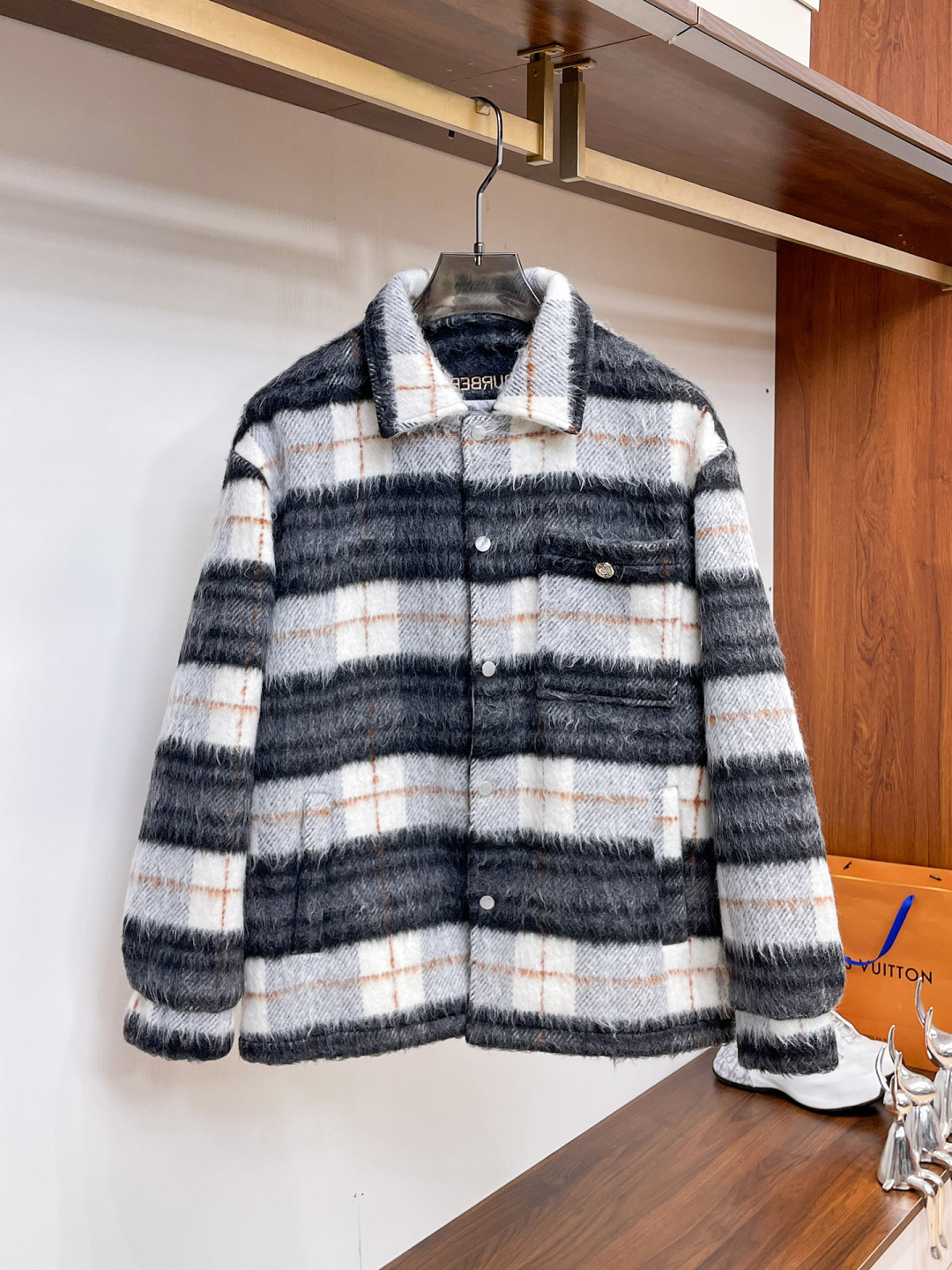 NO:571212,.Burberry.25 new autumn and winter products are on sale, knitted jackets, casual daily wear!  The upper body modifies the body shape, perfectly integrating fashion aesthetics and new urban business and leisure concepts. The whole body interprets the Italian minimalist, capable and outdoor functional style to the extreme. It is both solemn and harmonious, creating a unique styling item. The overall outline tends to be simple style. 88's rather individual and yuppie detail processing enriches the overall vision. The wardrobe is perfect for business and leisure and has a high attendance rate!  It's something you can meet but can't ask for!  Size m-3XL m wears 175/130,,burberry,jackets & coats,jackets & coats,alexander wang19860909.巴宝莉.25秋冬新品发售针织夹克外套,休闲日常穿搭！上身修饰身形、将时装美学和新都市商务休闲概念完美融合,通体将意式的极简、干练和户外功能性风格极致诠释,亦庄亦谐,塑造出别具一格的造型单品,整体轮廓趋于简约风格,88颇为个性且雅痞的细节处理,丰富了整体视觉.衣橱商务休闲绝佳的高出勤率！可遇而不可求！码数 m-3XL m穿175/130,,burberry,jackets & coats,jackets & coats,alexander wang,Men's clothing