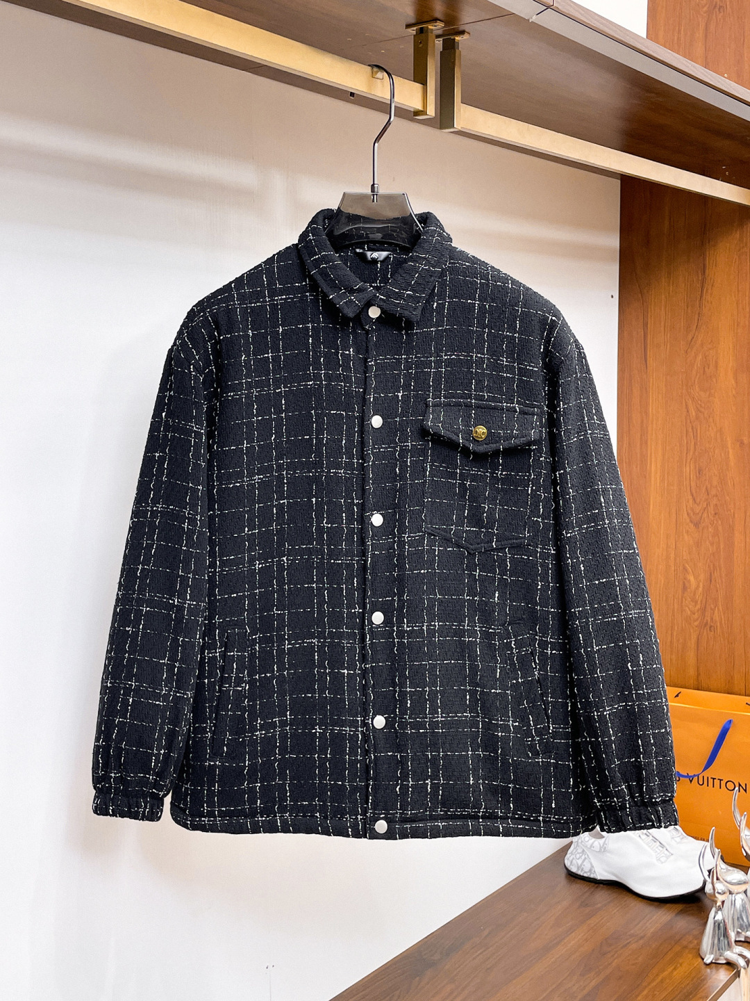 NO:571215,.Céline. 25 autumn and winter new products are on sale, knitted jackets, casual daily wear!  The upper body modifies the body shape, perfectly integrating fashion aesthetics and new urban business and leisure concepts. The whole body interprets the Italian minimalist, capable and outdoor functional style to the extreme. It is both solemn and harmonious, creating a unique styling item. The overall outline tends to be simple style. 88's rather individual and yuppie detail processing enriches the overall vision. The wardrobe is perfect for business and leisure and has a high attendance rate!  It's something you can meet but can't ask for!  Size m-3XL m wears 175/130,,celine,jackets & coats,jackets & coats,alexander wang19860909.赛琳.25秋冬新品发售针织夹克外套,休闲日常穿搭！上身修饰身形、将时装美学和新都市商务休闲概念完美融合,通体将意式的极简、干练和户外功能性风格极致诠释,亦庄亦谐,塑造出别具一格的造型单品,整体轮廓趋于简约风格,88颇为个性且雅痞的细节处理,丰富了整体视觉.衣橱商务休闲绝佳的高出勤率！可遇而不可求！码数 m-3XL m穿175/130,,celine,jackets & coats,jackets & coats,alexander wang,Men's clothing