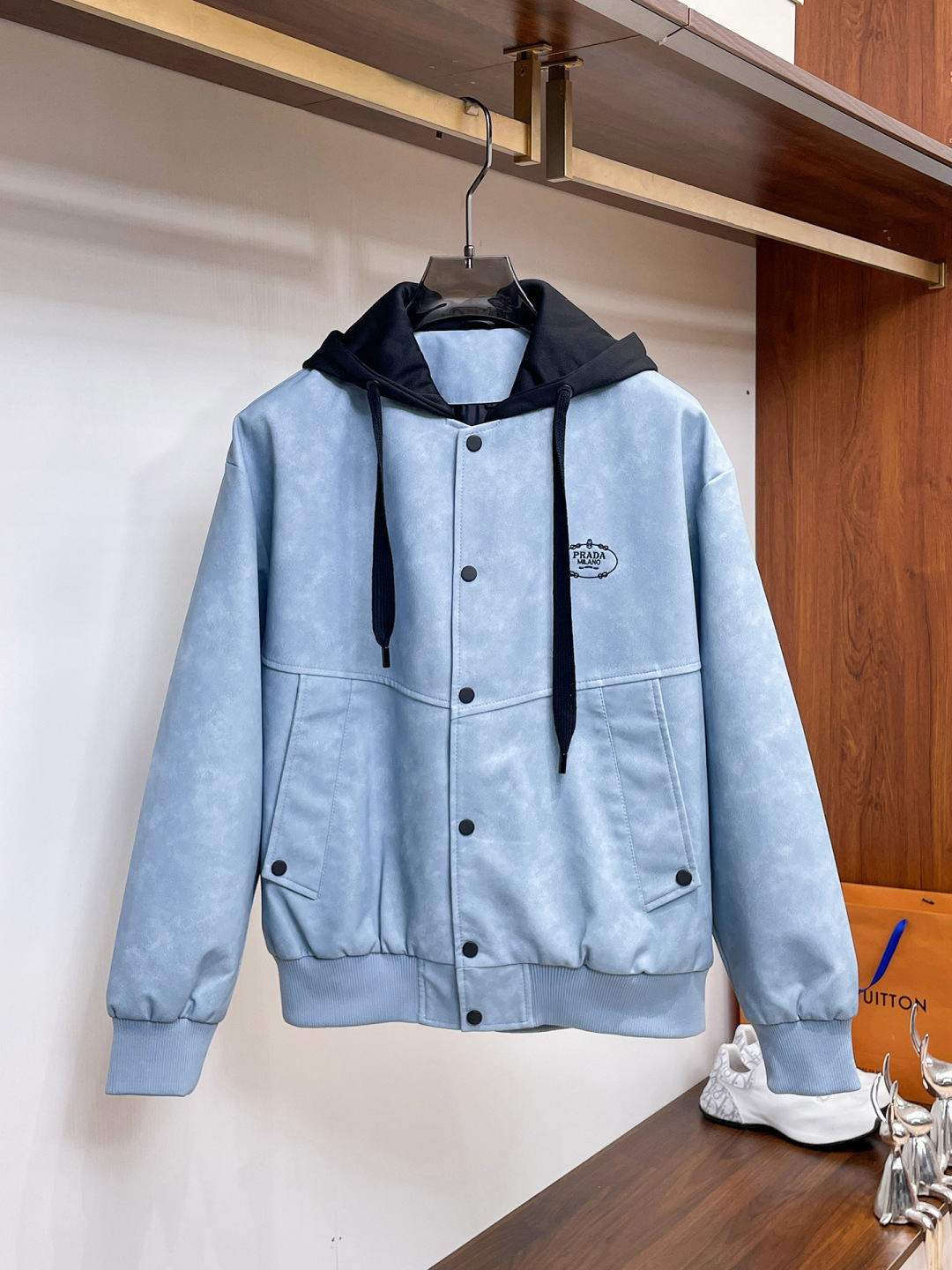 NO:571218,.Prada.25 new autumn and winter product launch Nappa leather jacket, casual daily wear!  The upper body modifies the body shape, perfectly integrating fashion aesthetics and new urban business and leisure concepts. The whole body interprets the Italian minimalist, capable and outdoor functional style to the extreme. It is both solemn and harmonious, creating a unique styling item. The overall outline tends to be simple style. 88's rather individual and yuppie detail processing enriches the overall vision. The wardrobe is perfect for business and leisure and has a high attendance rate!  It's something you can meet but can't ask for!  Size m-3XL m wears 175/130,,prada,jackets & coats,jackets & coats,alexander wang19860909.普拉达.25秋冬新品发售纳帕皮夹克外套,休闲日常穿搭！上身修饰身形、将时装美学和新都市商务休闲概念完美融合,通体将意式的极简、干练和户外功能性风格极致诠释,亦庄亦谐,塑造出别具一格的造型单品,整体轮廓趋于简约风格,88颇为个性且雅痞的细节处理,丰富了整体视觉.衣橱商务休闲绝佳的高出勤率！可遇而不可求！码数 m-3XL m穿175/130,,prada,jackets & coats,jackets & coats,alexander wang,Men's clothing